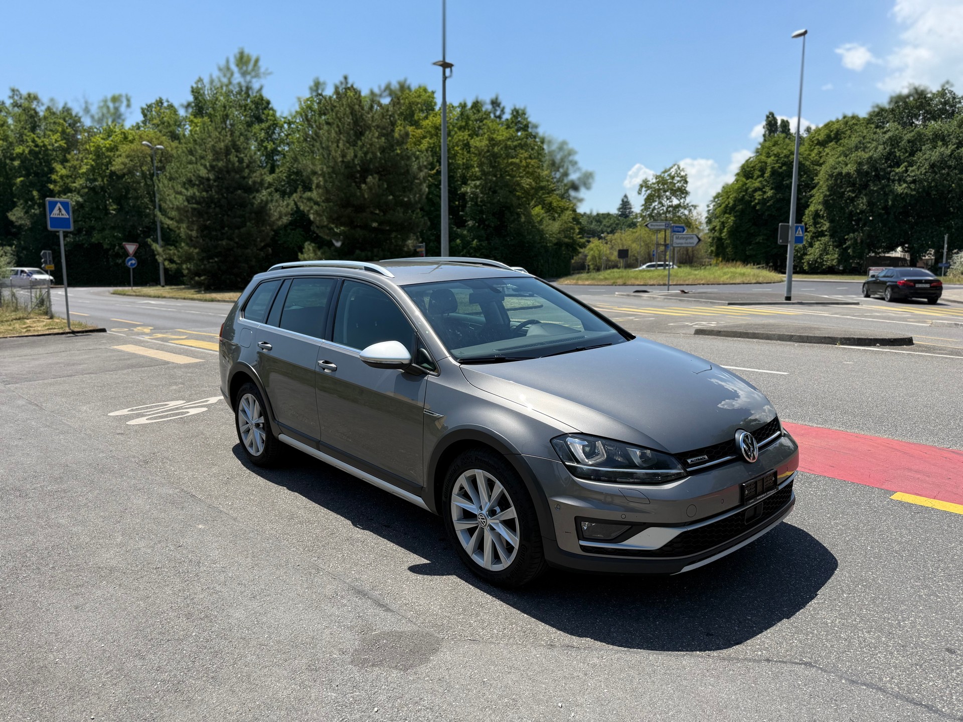 VW Golf 2.0 TDI Alltrack 4Motion-image-1