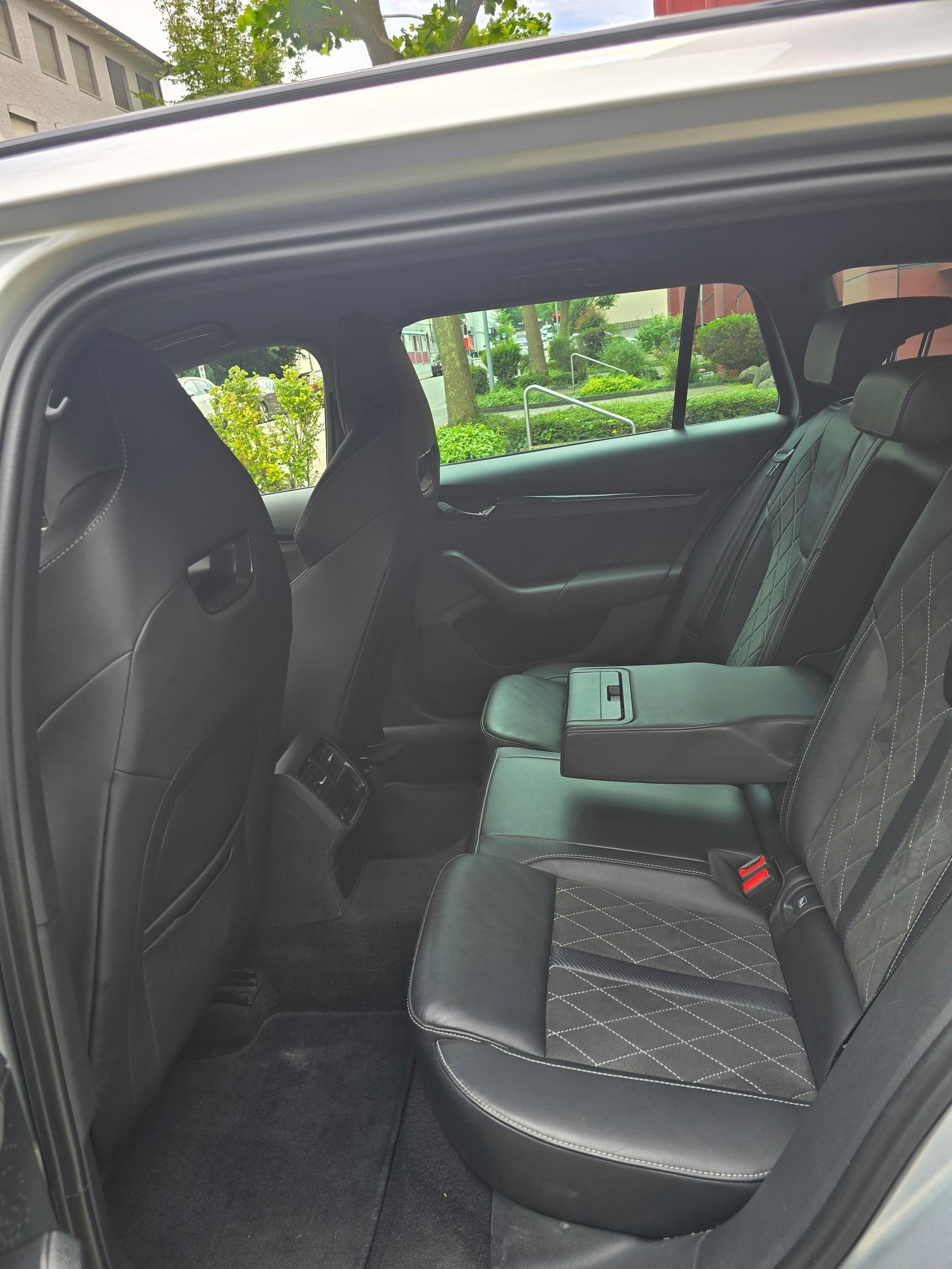 SKODA 2.0 TDI RS 4x4 DSG-image-2