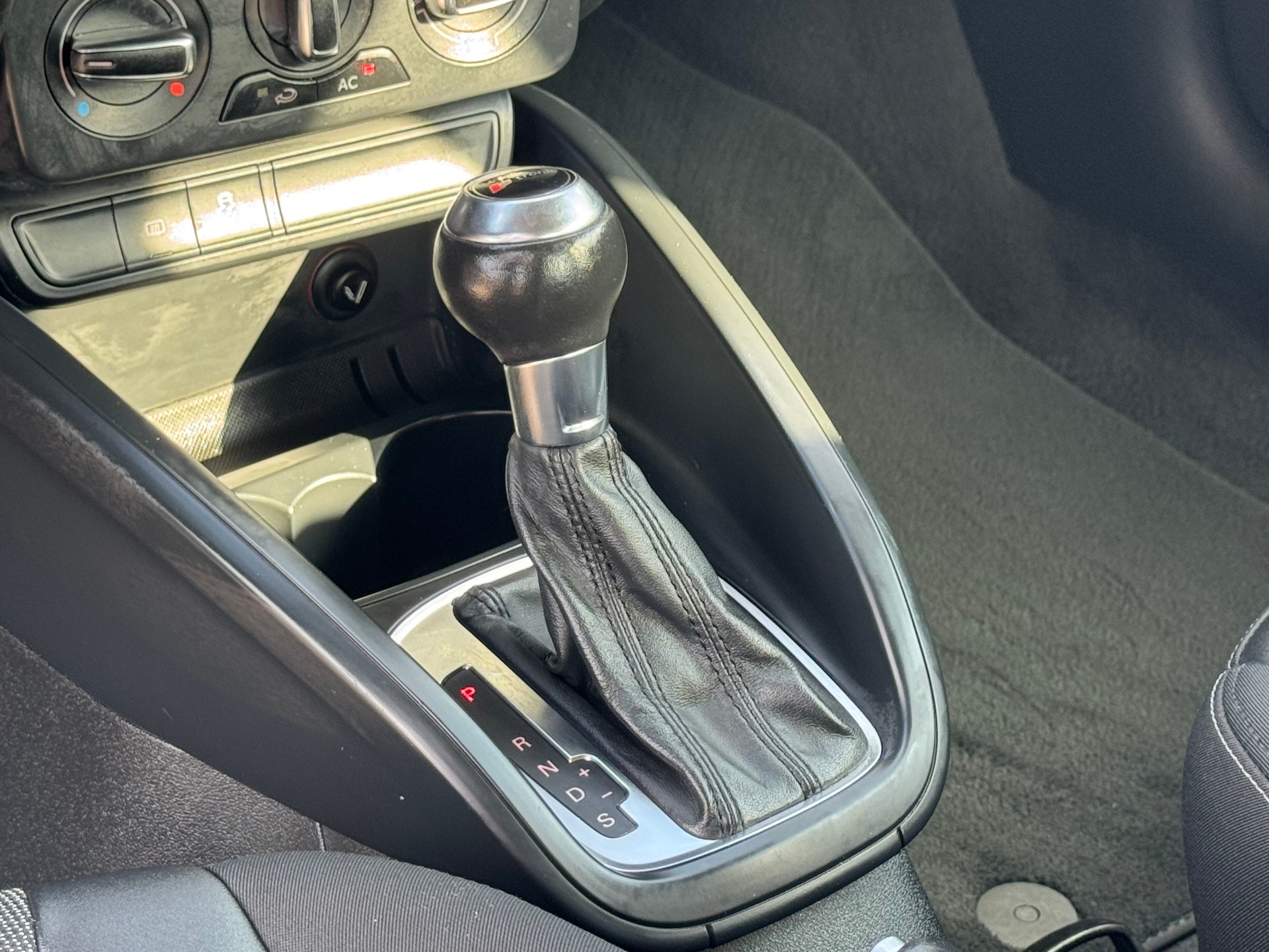 AUDI A1 1.4 TFSI Attraction S-tronic-image-12