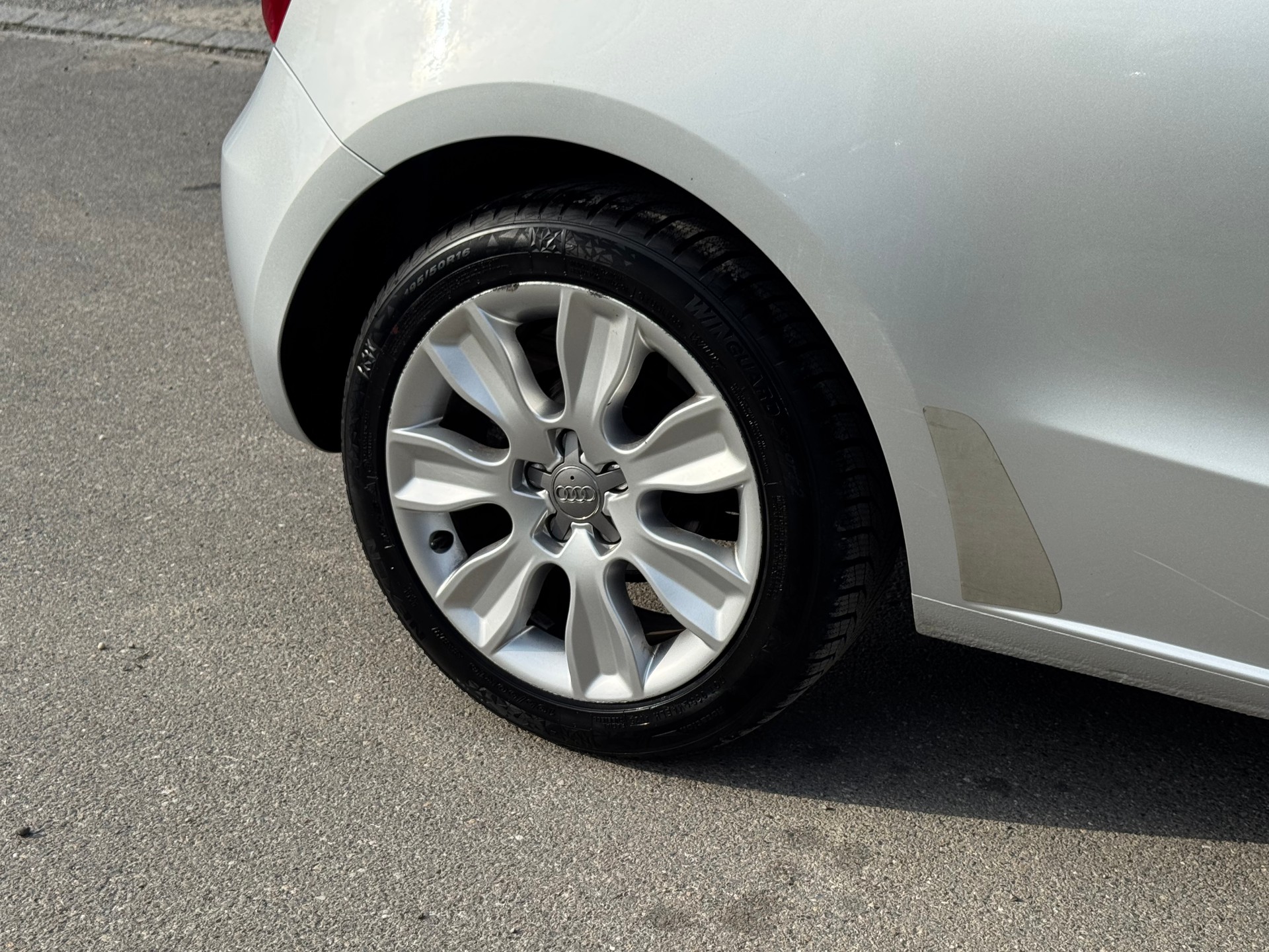 AUDI A1 1.4 TFSI Attraction S-tronic-image-4