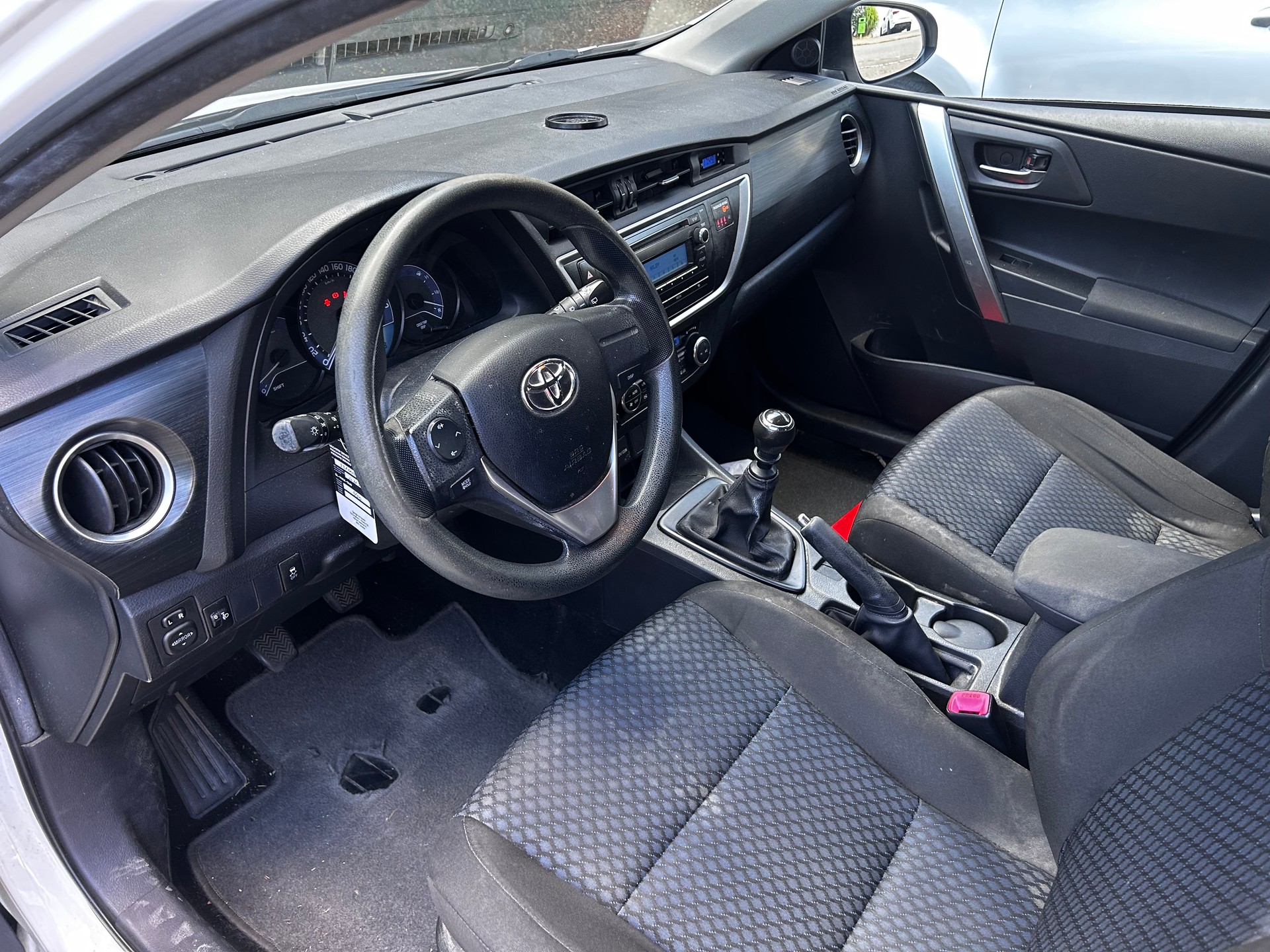 TOYOTA Auris 1.6 Terra-image-8