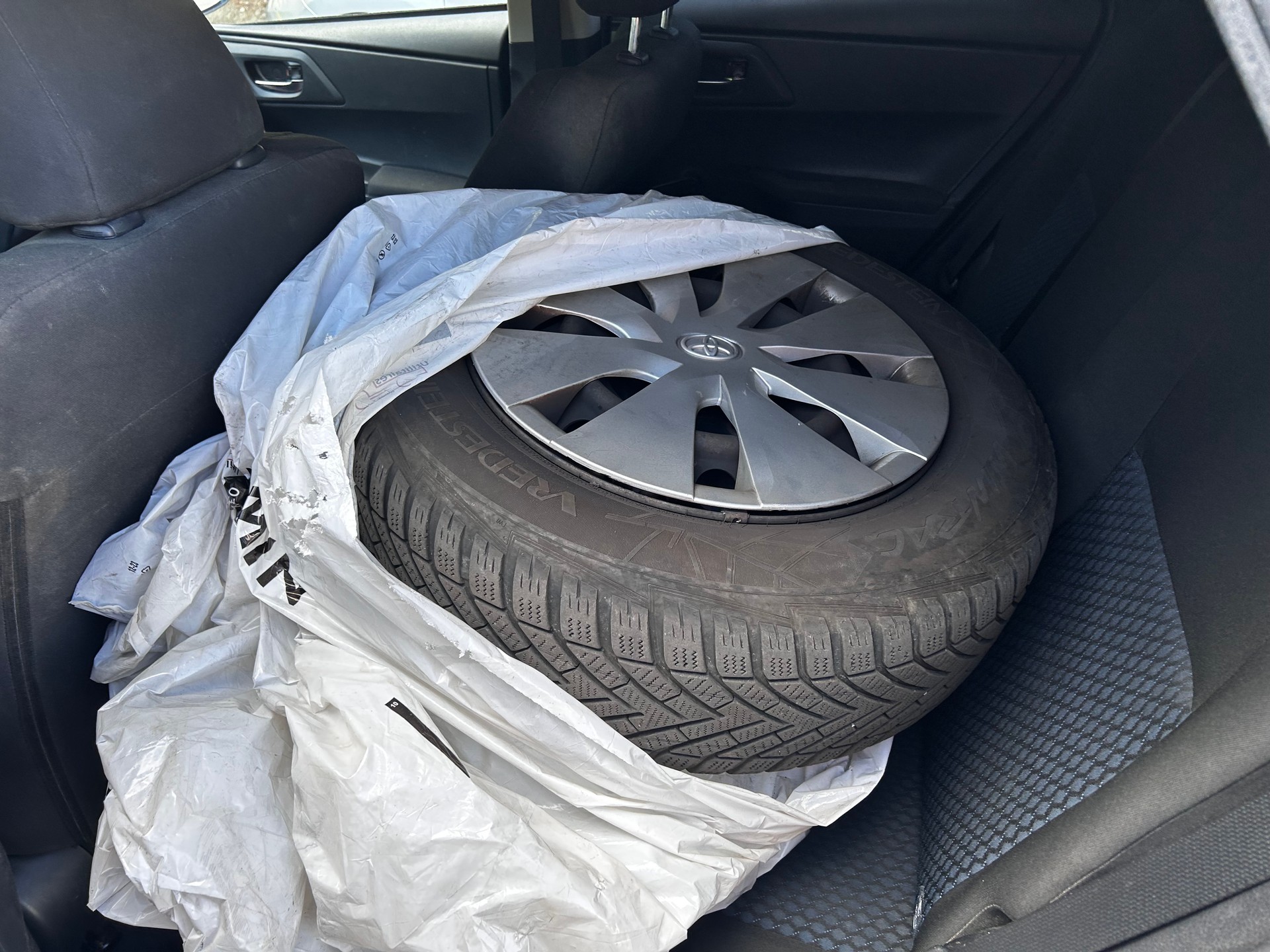 TOYOTA Auris 1.6 Terra-image-11