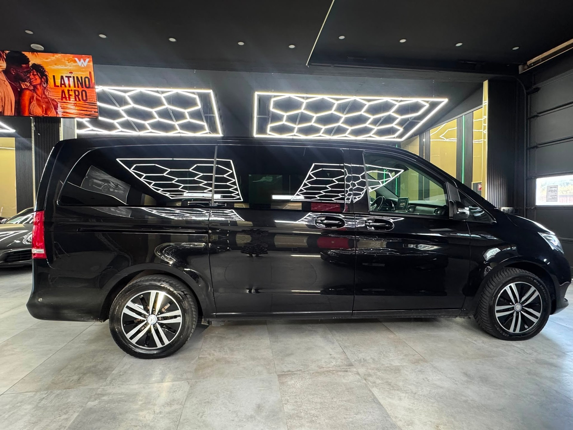 MERCEDES-BENZ V 220 d lang 7G-Tronic-showroom-element-3