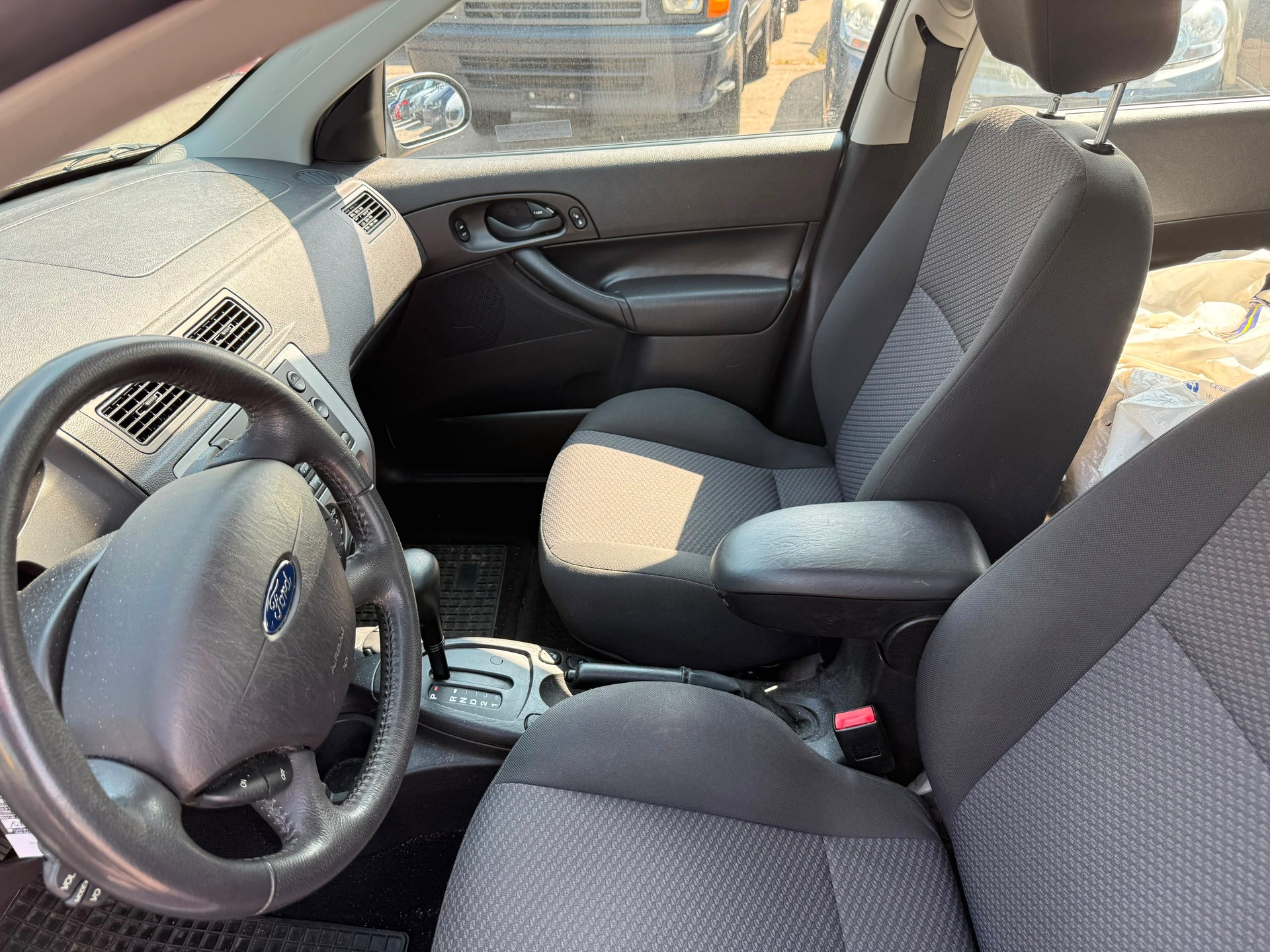 FORD Focus 2.0i 16V Ghia-image-8