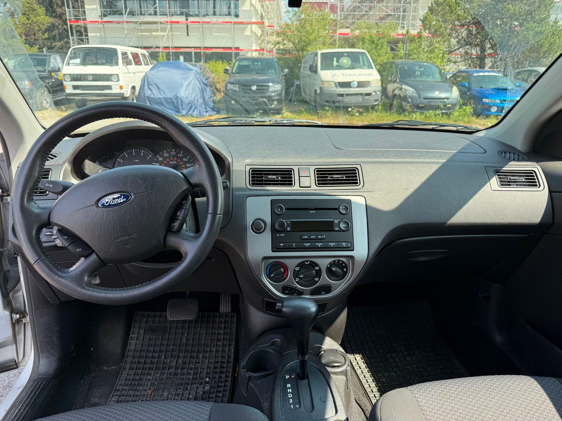 FORD Focus 2.0i 16V Ghia-image-9