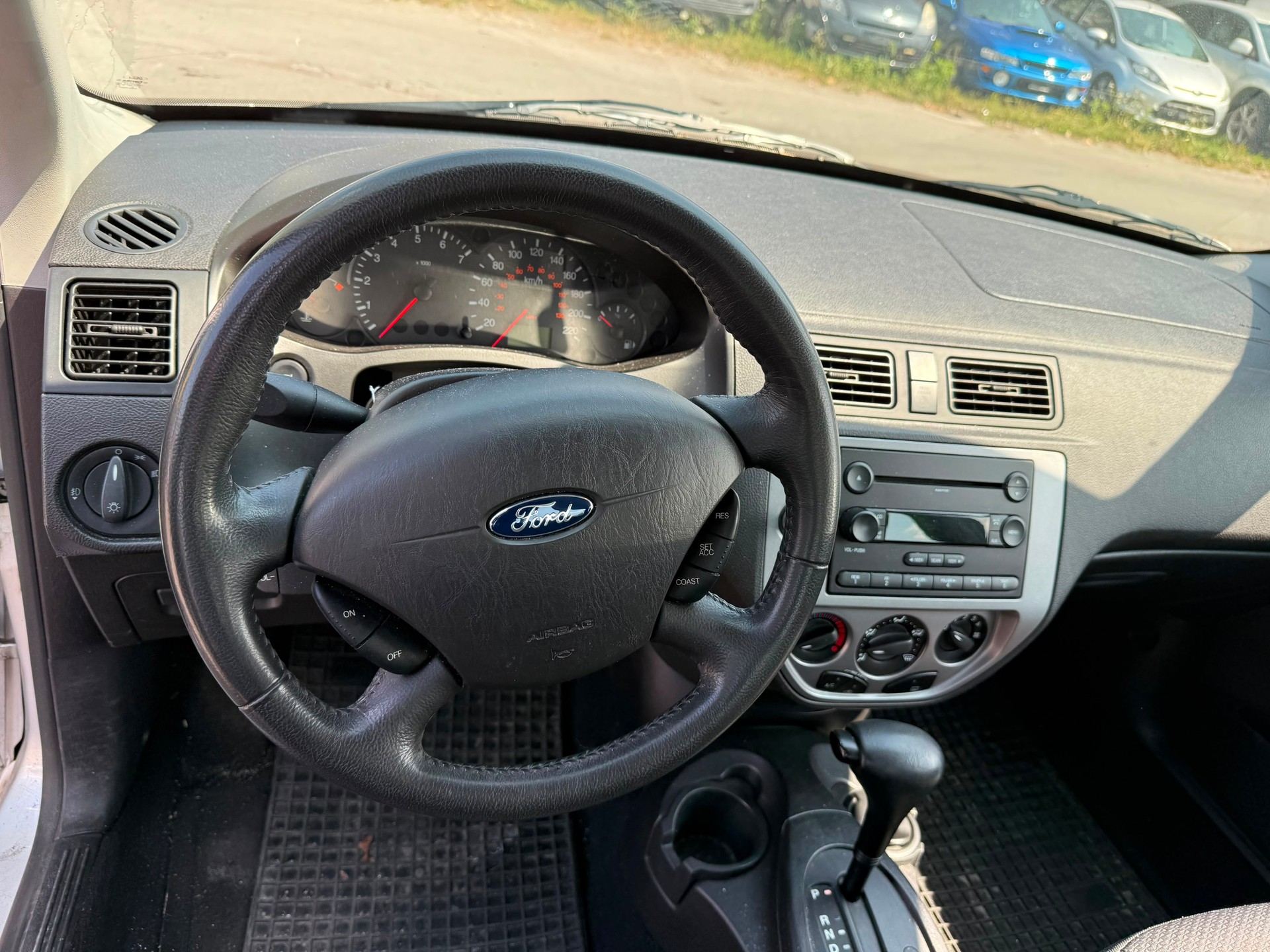 FORD Focus 2.0i 16V Ghia-image-12