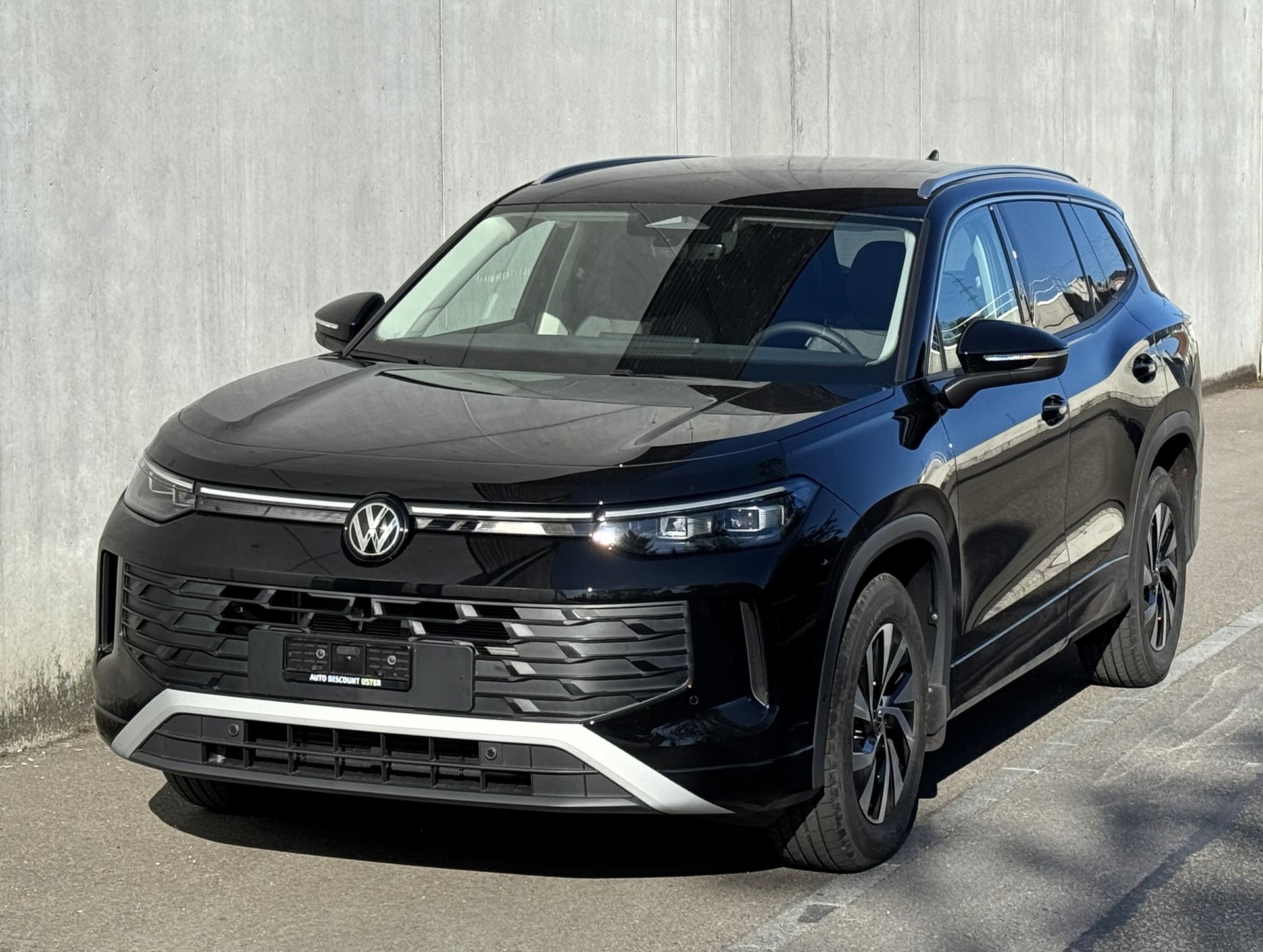 VW Tayron 1.5 TSI evo2 mHEV Life DSG mit Herstellergarantie 7 Plätzer und wie neu-image-1