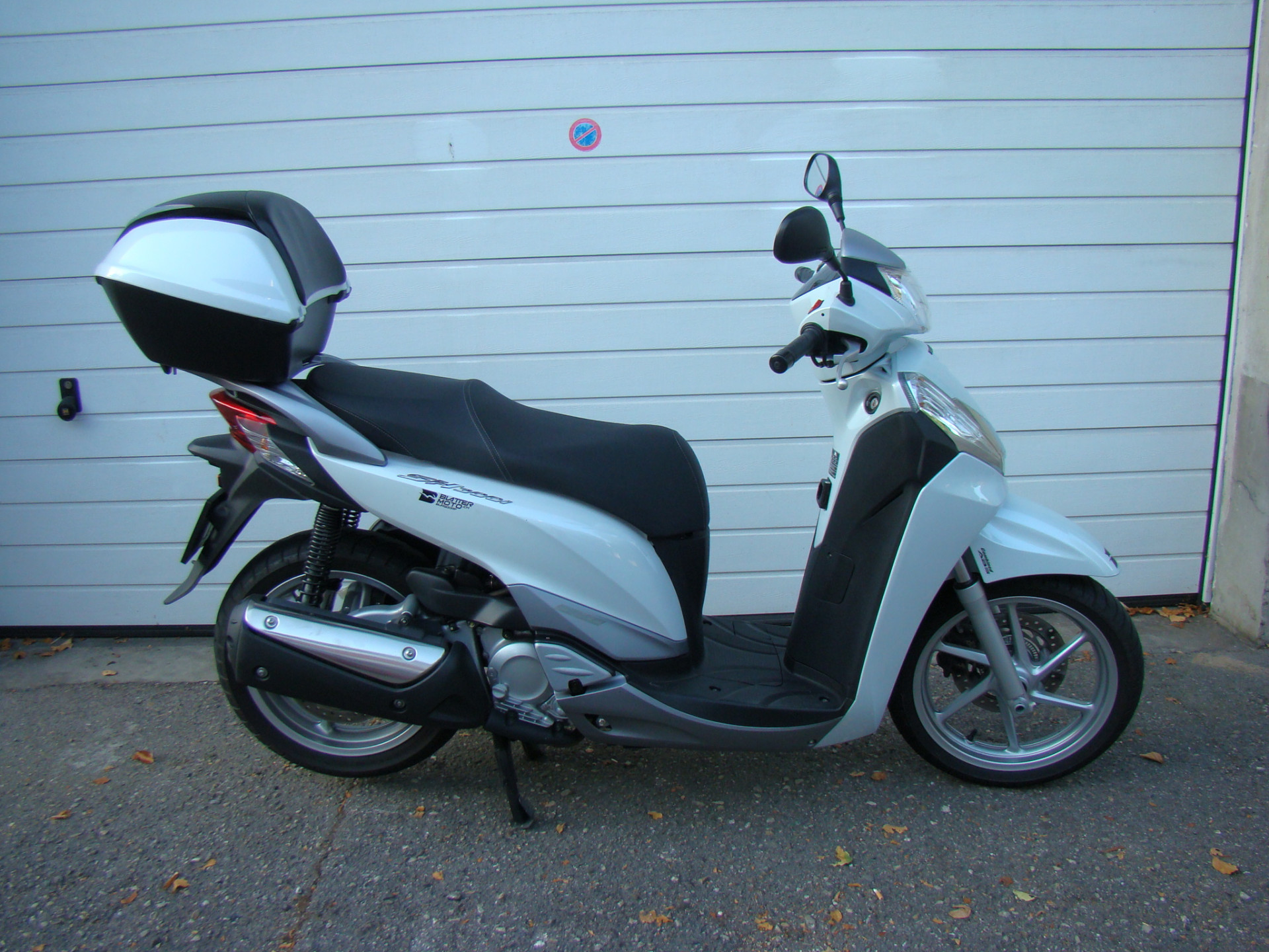 HONDA SH 300-showroom-element-2