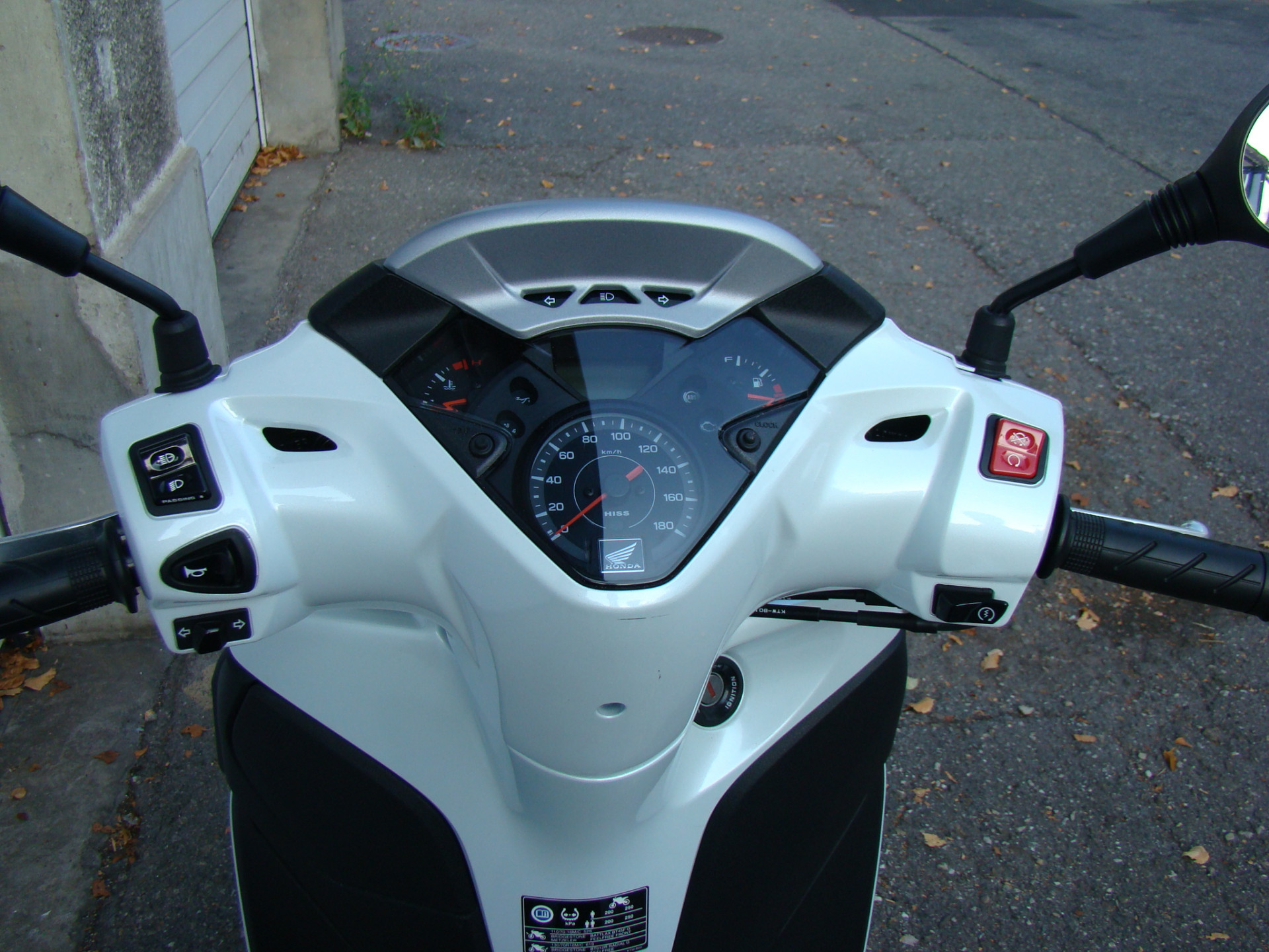 HONDA SH 300-showroom-element-1
