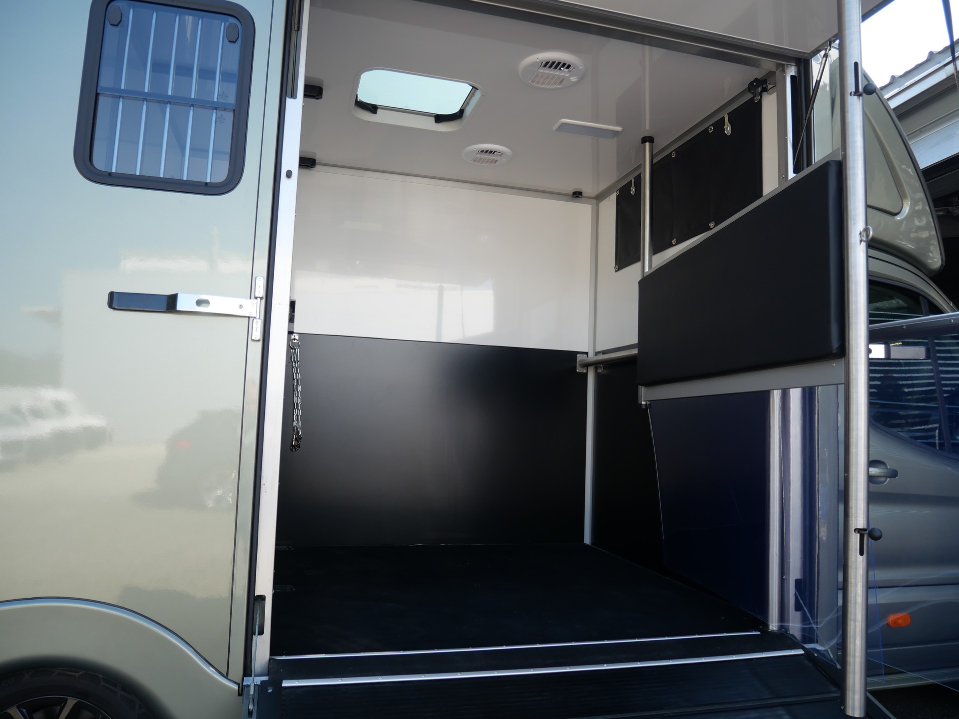 FORD Sodiak Luxury Horsetrucks Pferdetransporter Selbstfahrer-image-14