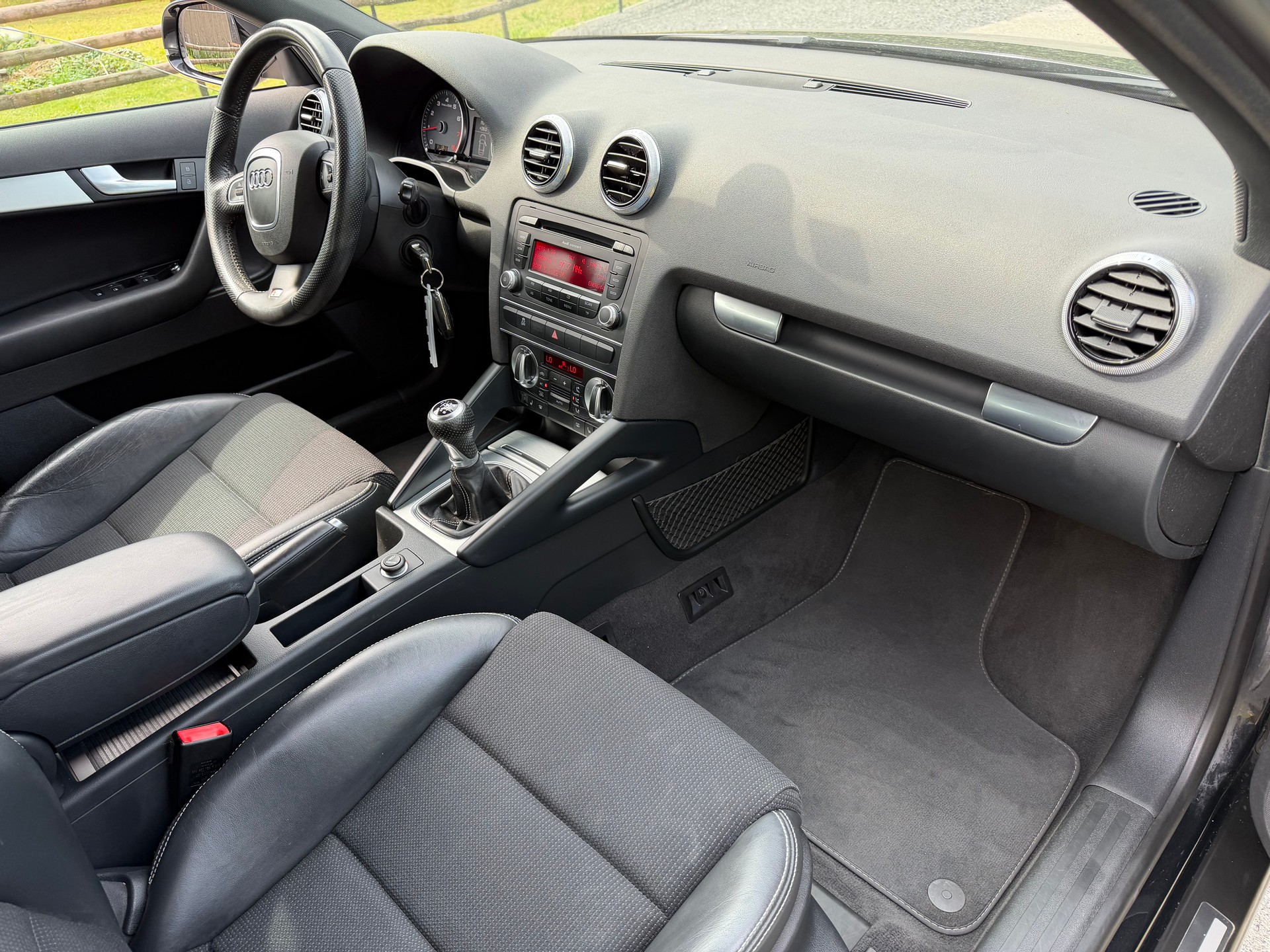 AUDI A3 Sportback 1.8 TFSI Attraction S-Line-image-5