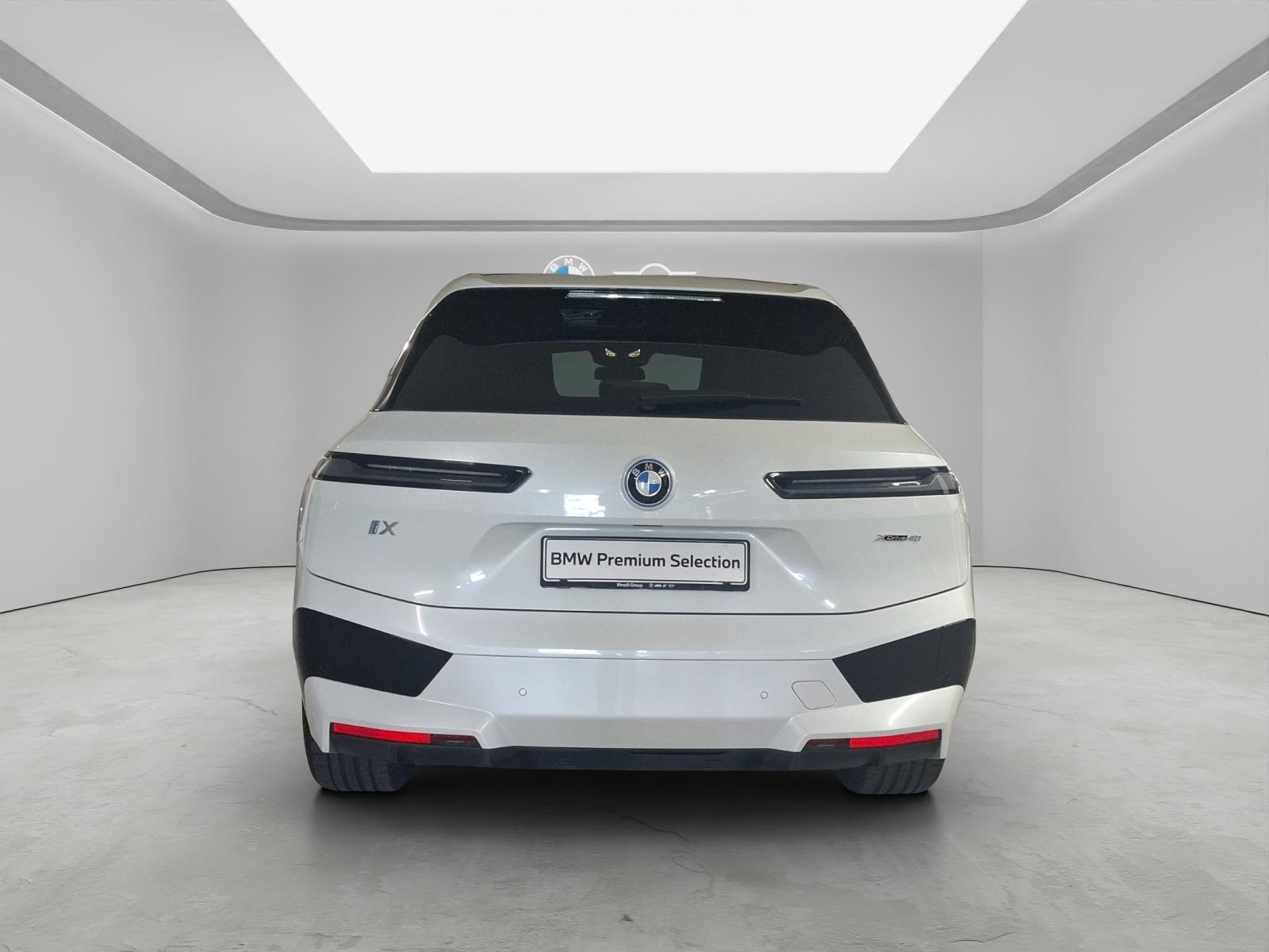 BMW iX xDrive40-image-4