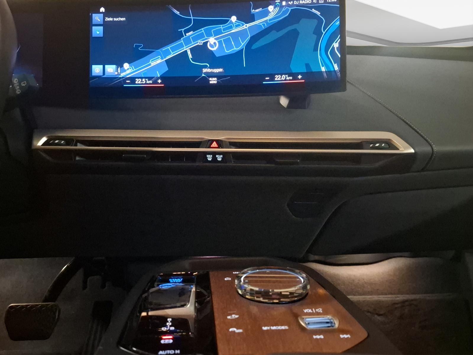 BMW iX xDrive40-image-15