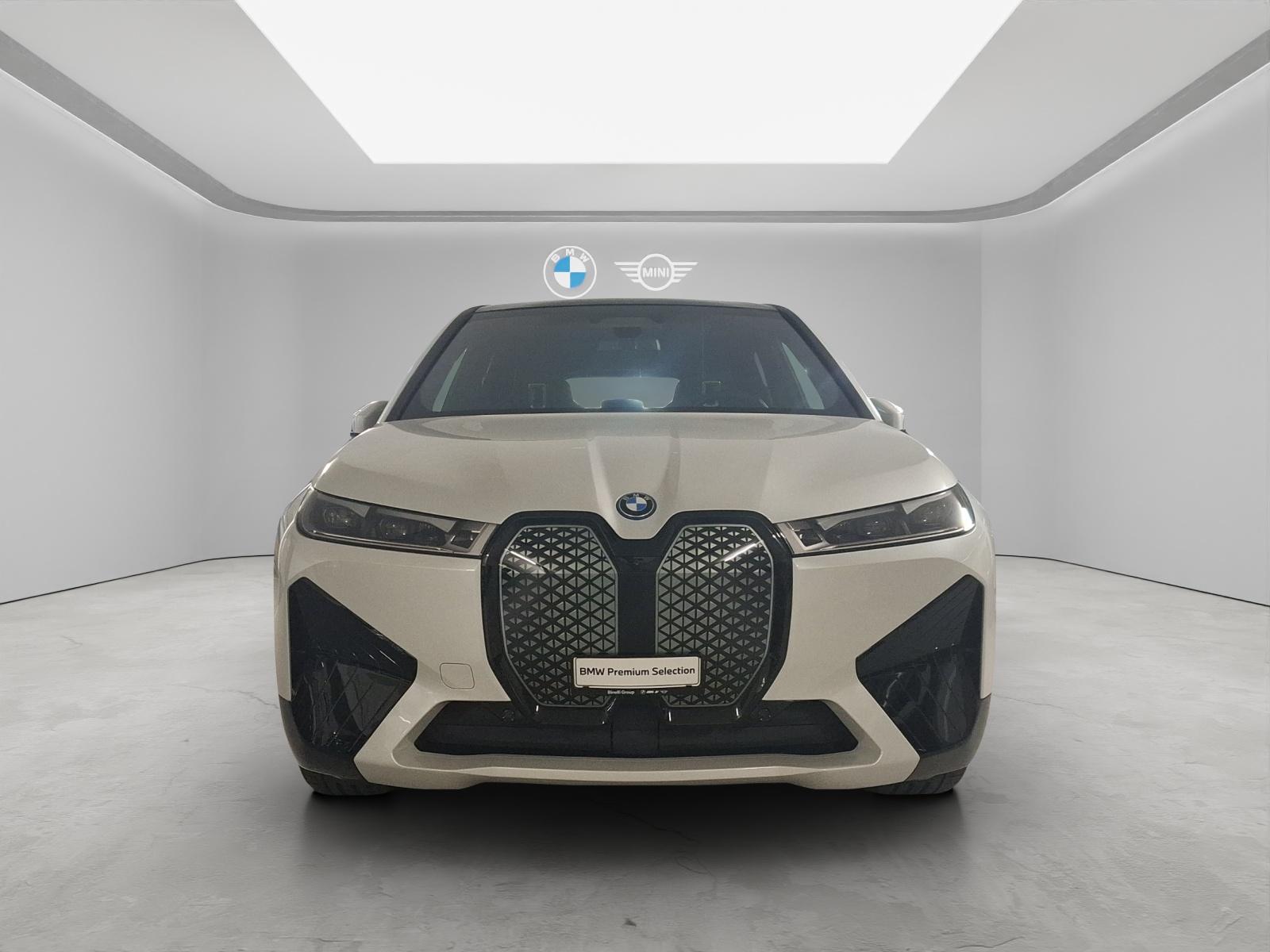 BMW iX xDrive40-showroom-element-1