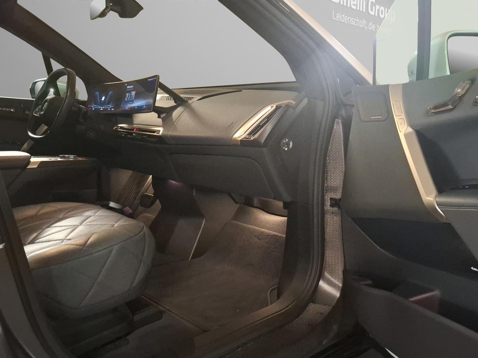 BMW iX xDrive40-image-18