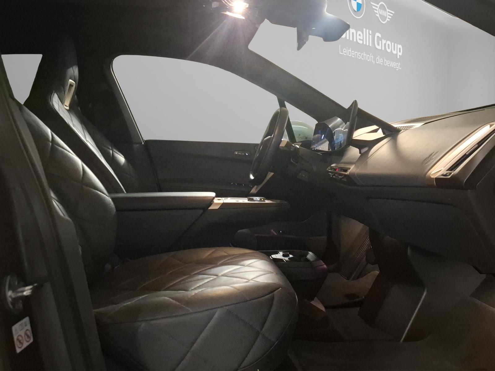BMW iX xDrive40-image-17