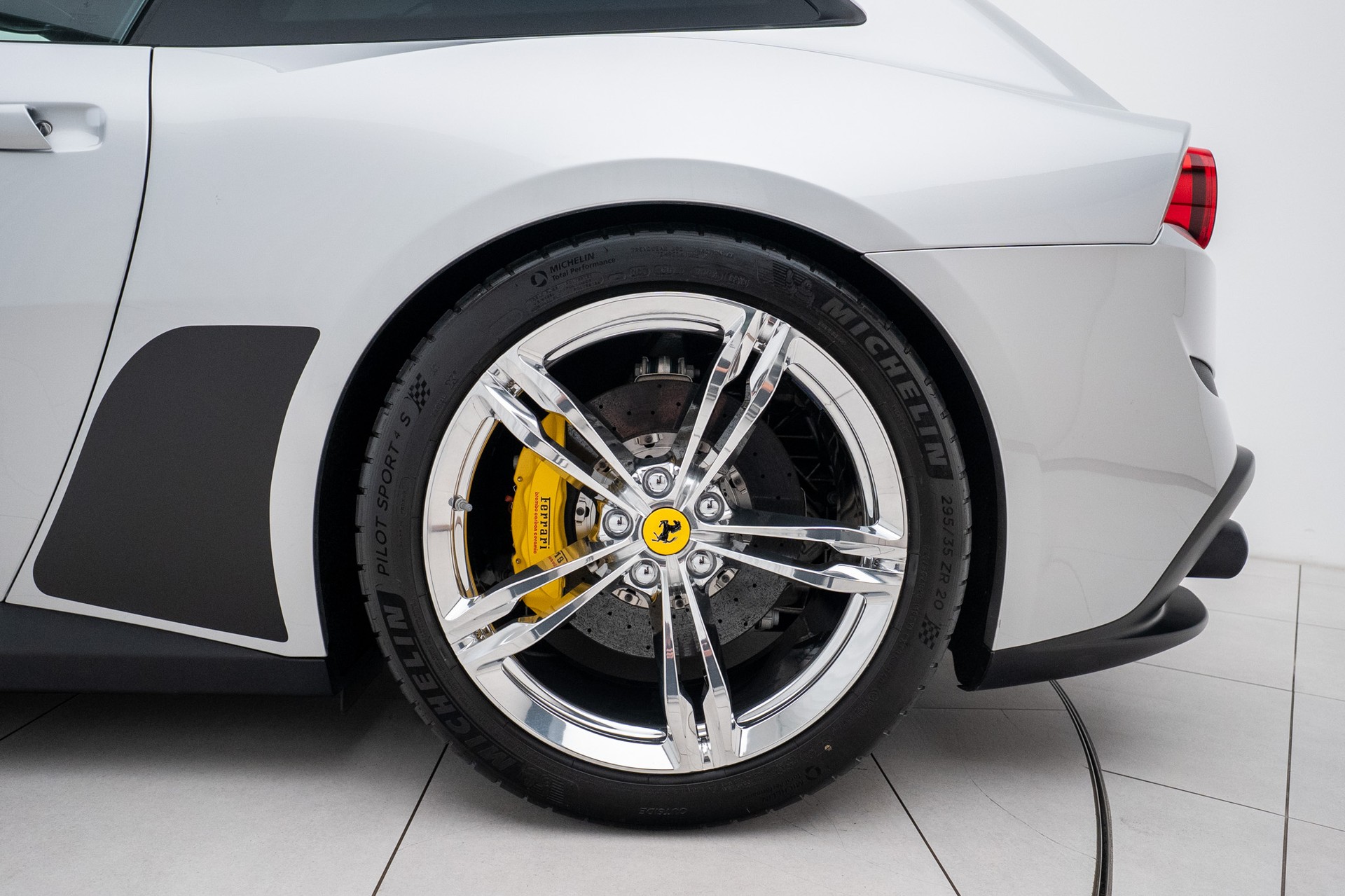 FERRARI GTC 4 Lusso-image-19