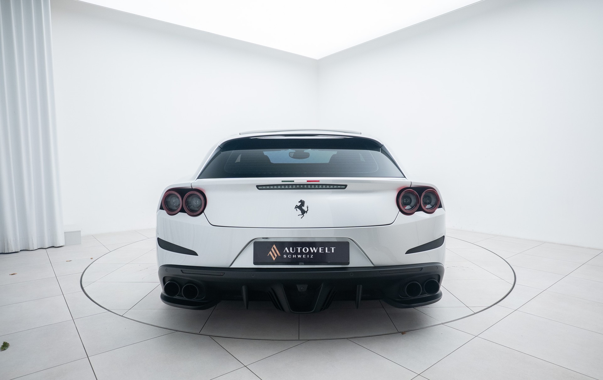 FERRARI GTC 4 Lusso-showroom-element-3