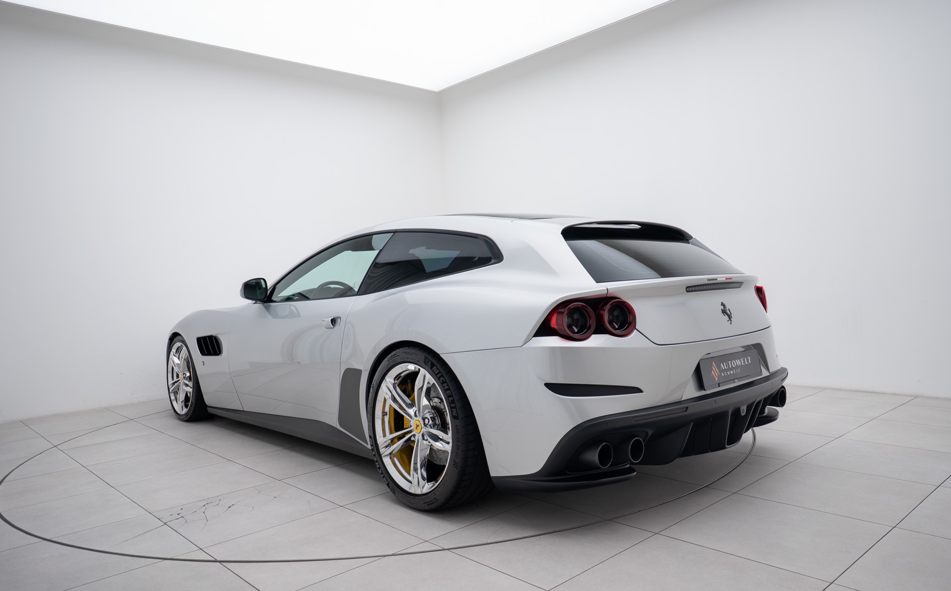 FERRARI GTC 4 Lusso-showroom-element-2