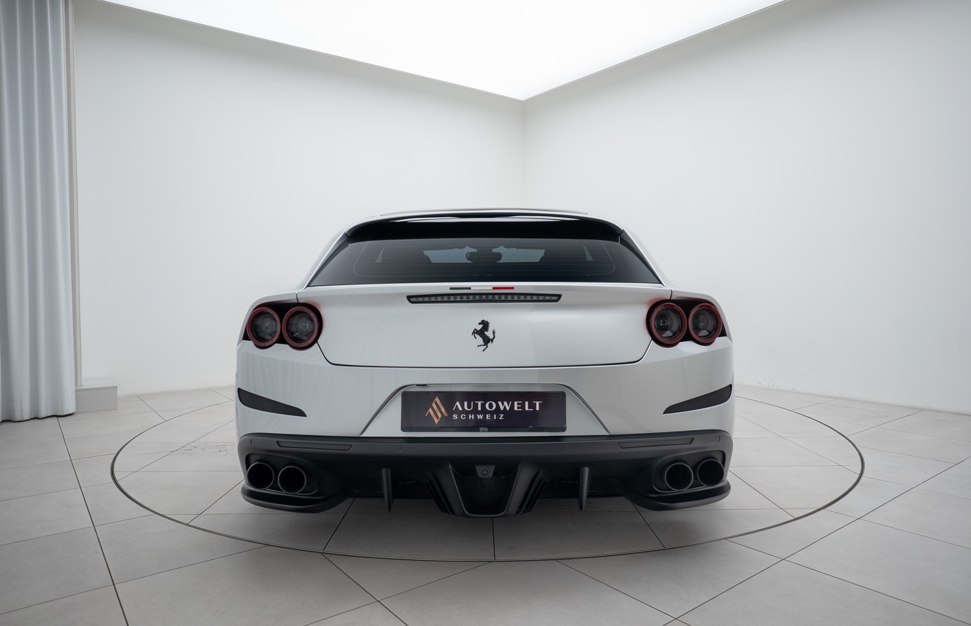 FERRARI GTC 4 Lusso-showroom-element-3