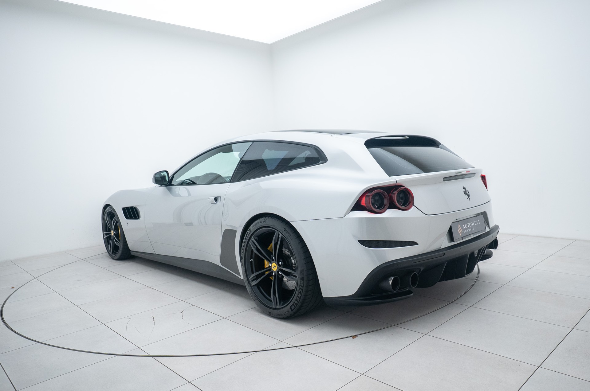 FERRARI GTC 4 Lusso-showroom-element-2