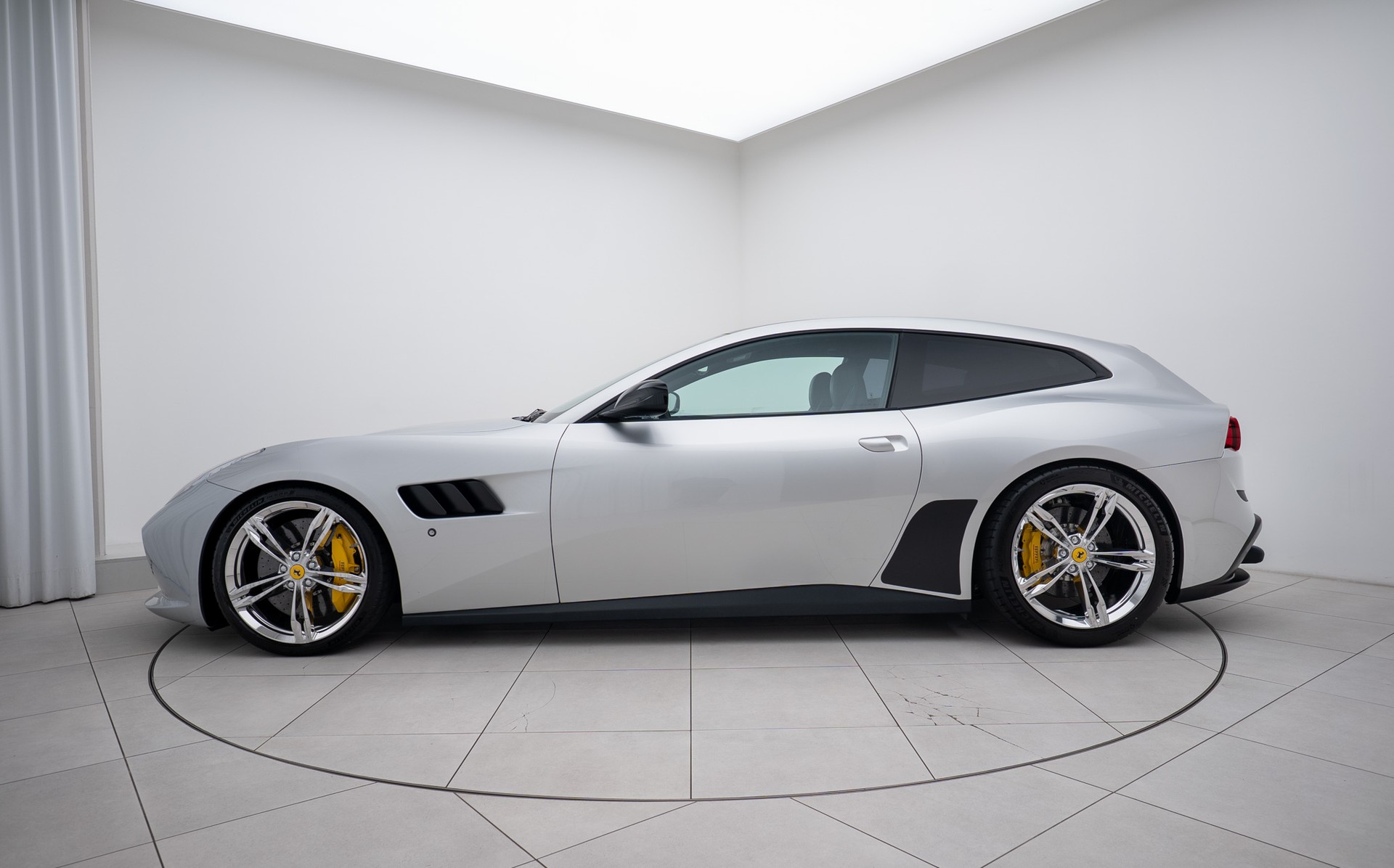 FERRARI GTC 4 Lusso-showroom-element-1