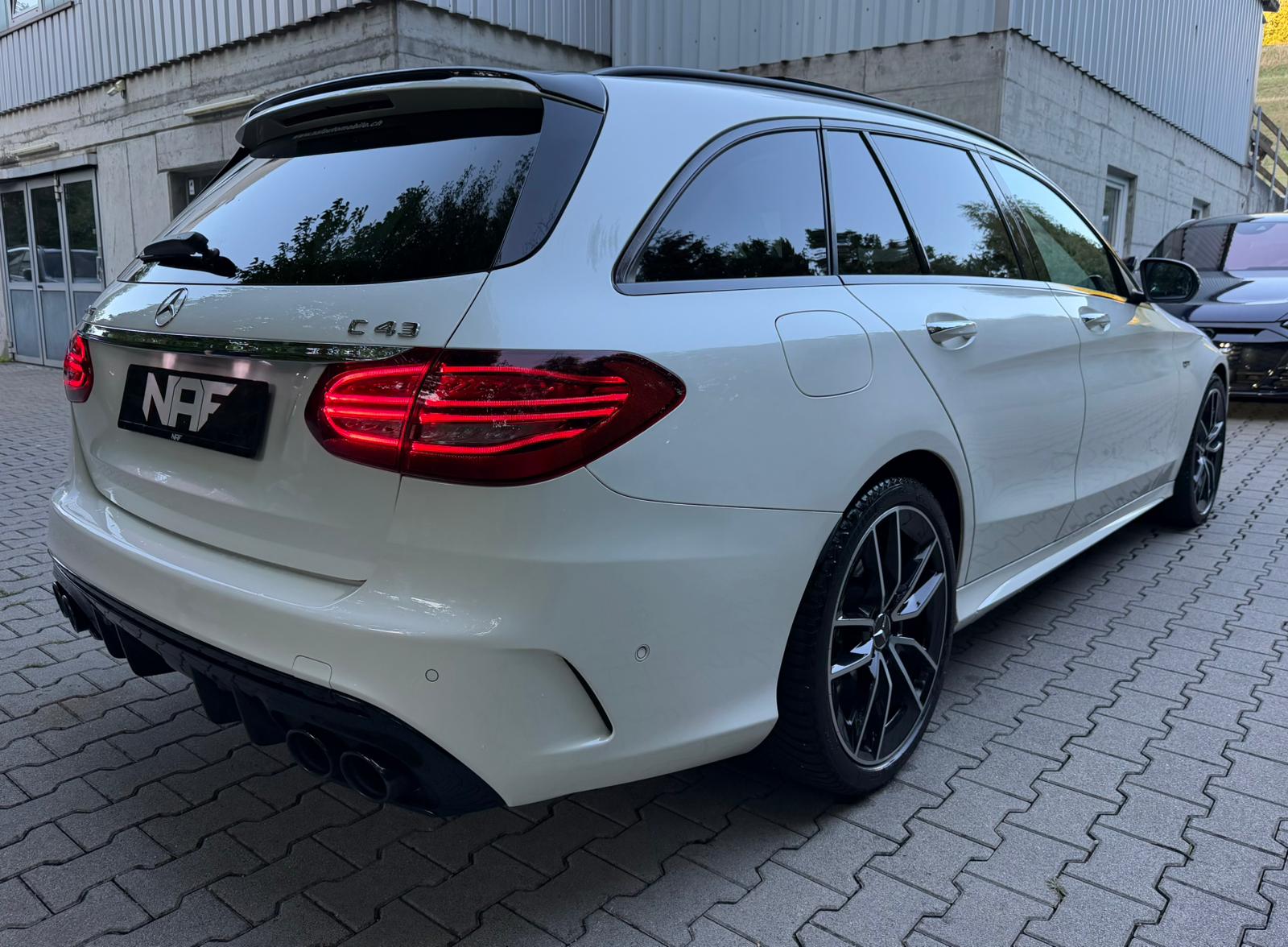 MERCEDES-BENZ C 43 AMG 4Matic 9G-Tronic-image-4