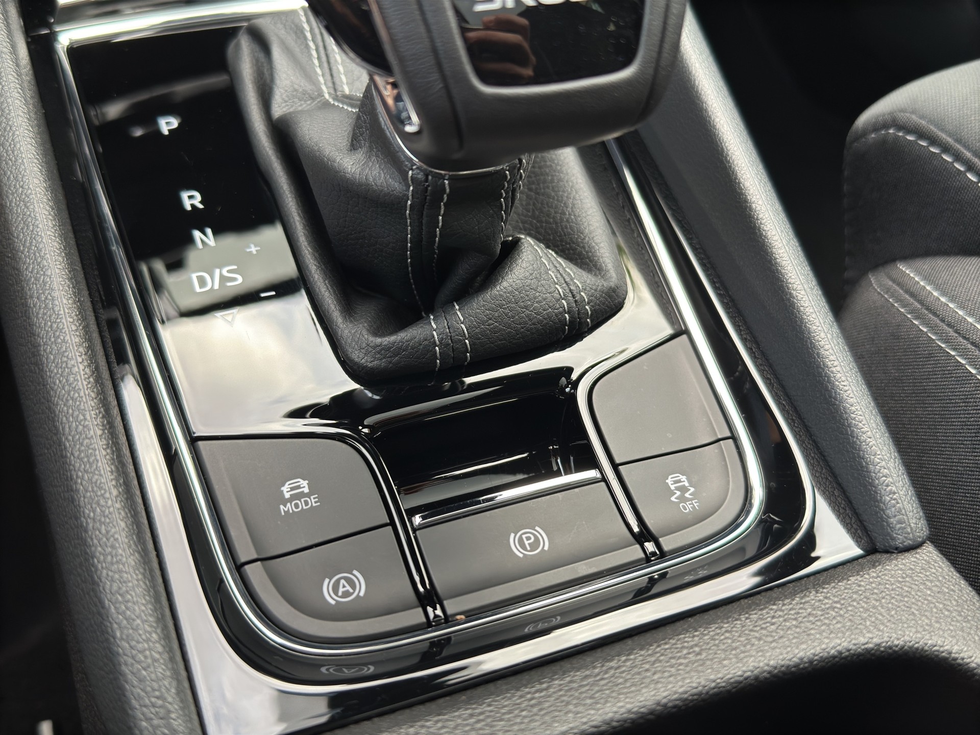 SKODA Karoq 1.5TSI Sport Line Aut. Panorama-Schiebedach-image-21