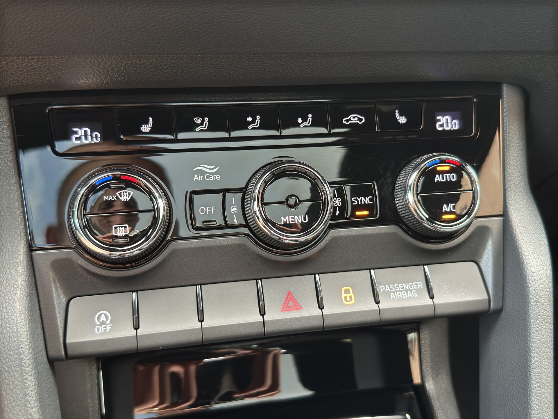 SKODA Karoq 1.5TSI Sport Line Aut. Panorama-Schiebedach-image-19