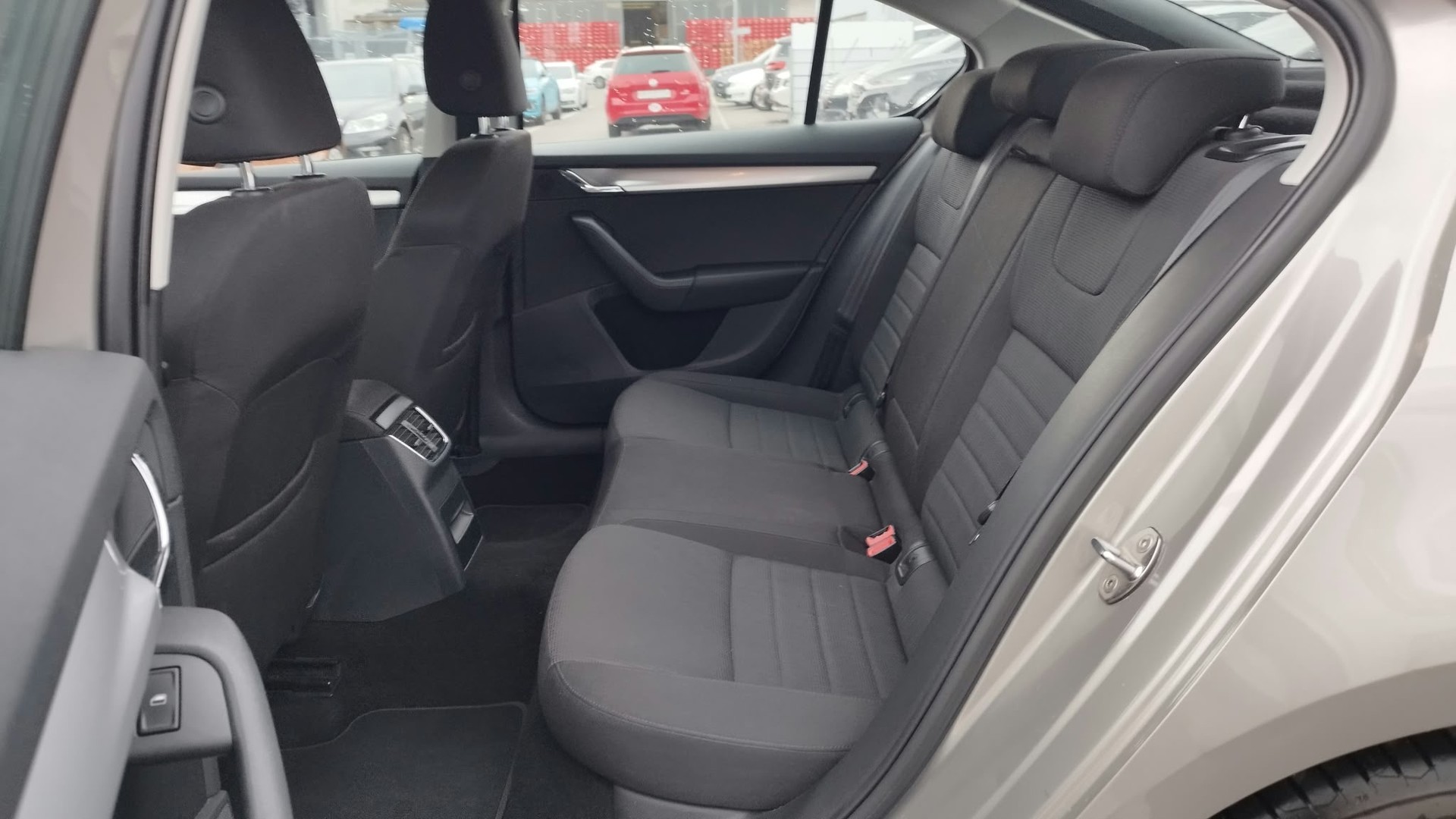 SKODA Octavia 1.8 TSI Elegance DSG-image-9