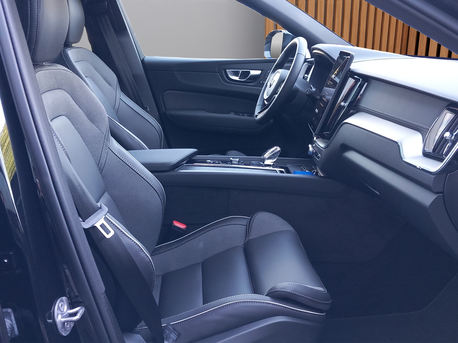 VOLVO XC60 2.0 T8 TE Black Edition eAWD-image-11