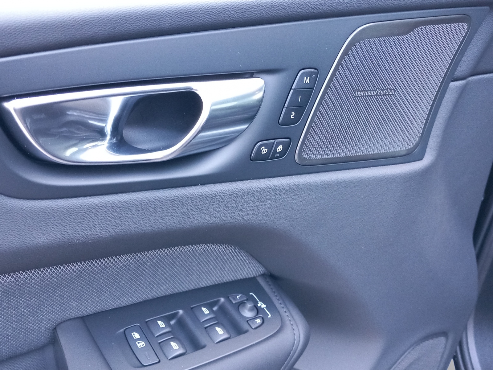 VOLVO XC60 2.0 T8 TE Black Edition eAWD-image-17