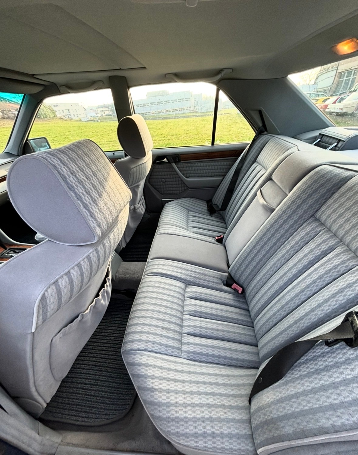 MERCEDES-BENZ 260 E-image-7