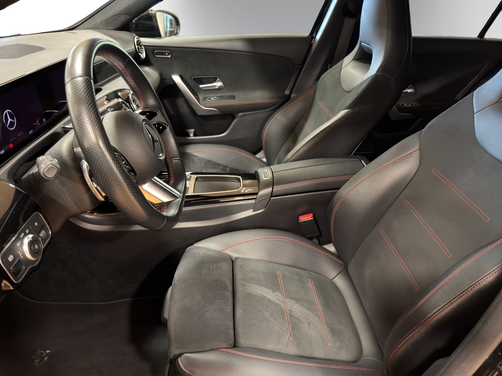 MERCEDES-BENZ A 200 AMG Line 7G-DCT-image-9