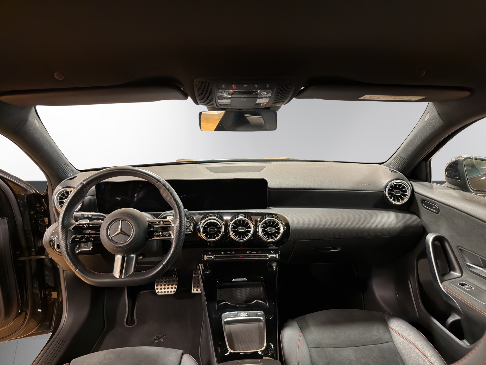 MERCEDES-BENZ A 200 AMG Line 7G-DCT-image-12