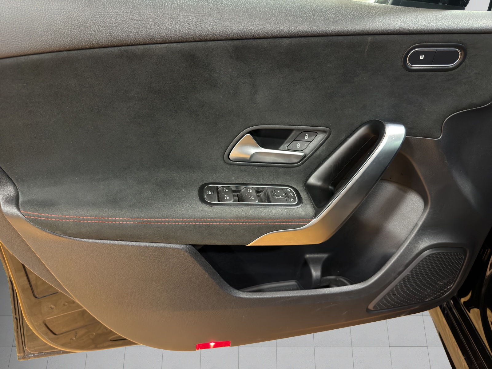 MERCEDES-BENZ A 200 AMG Line 7G-DCT-image-8