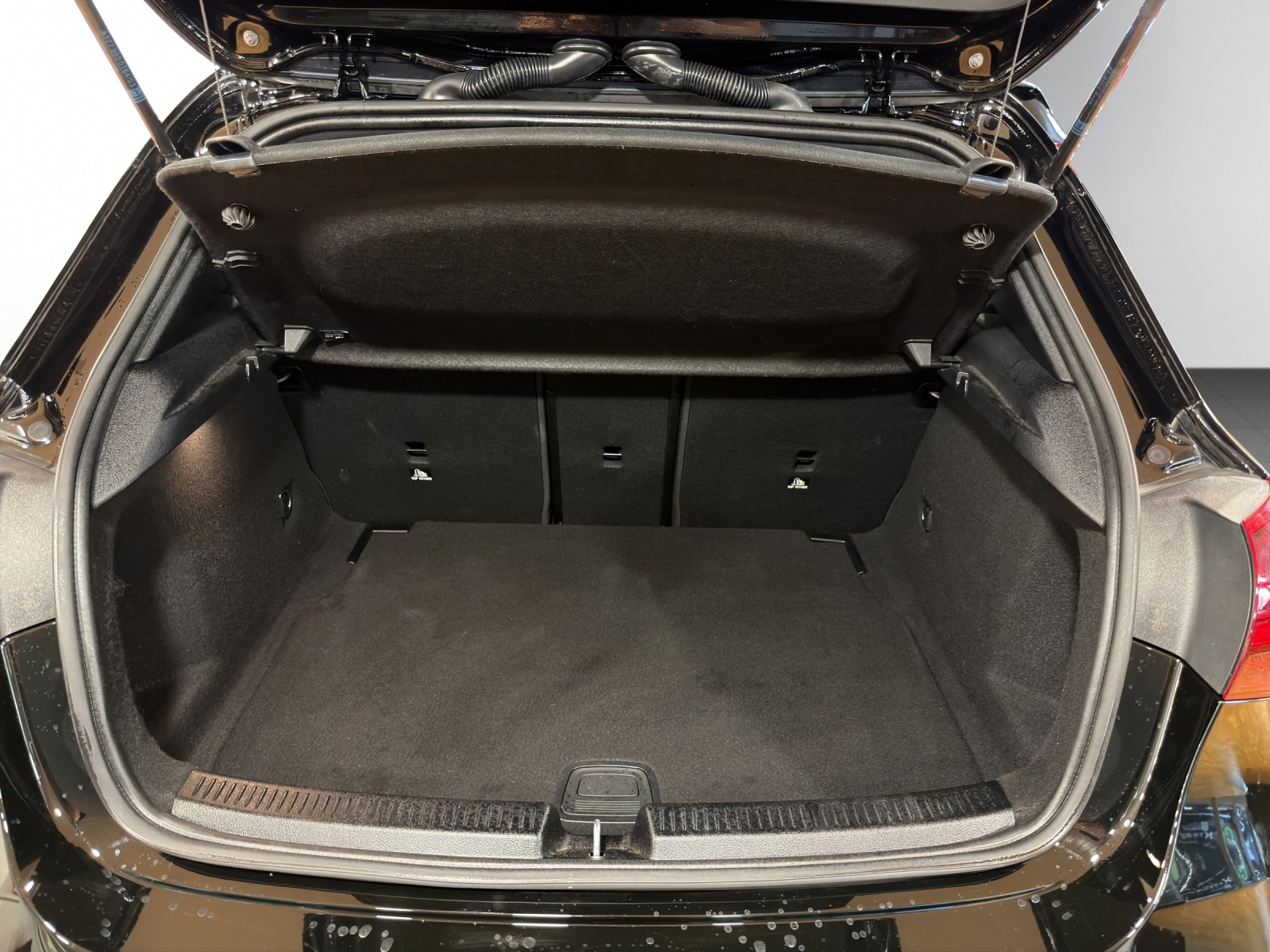 MERCEDES-BENZ A 200 AMG Line 7G-DCT-image-6