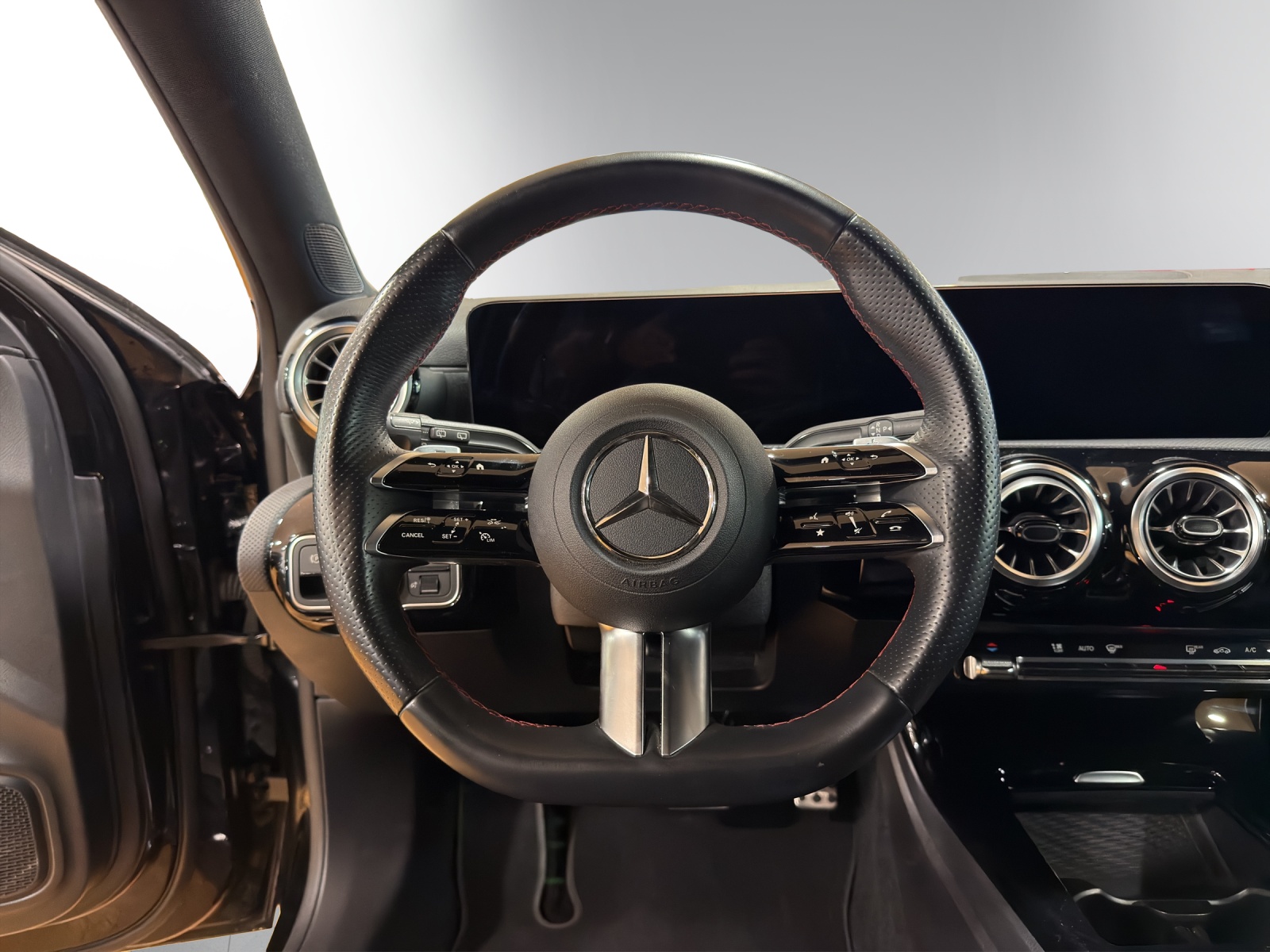 MERCEDES-BENZ A 200 AMG Line 7G-DCT-image-13