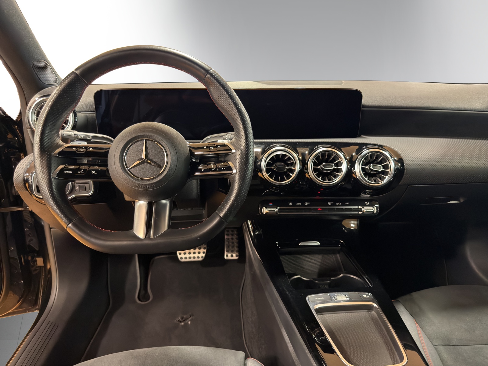 MERCEDES-BENZ A 200 AMG Line 7G-DCT-image-1