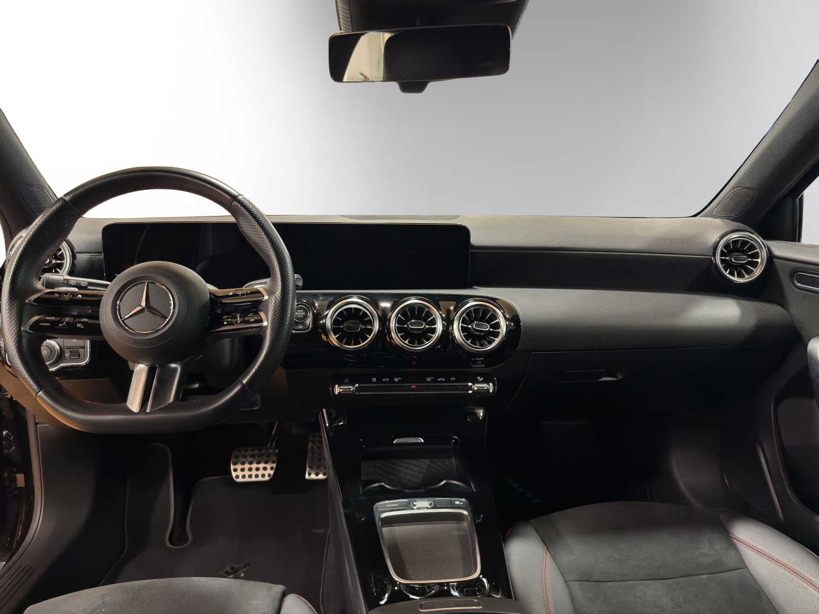 MERCEDES-BENZ A 200 AMG Line 7G-DCT-image-14