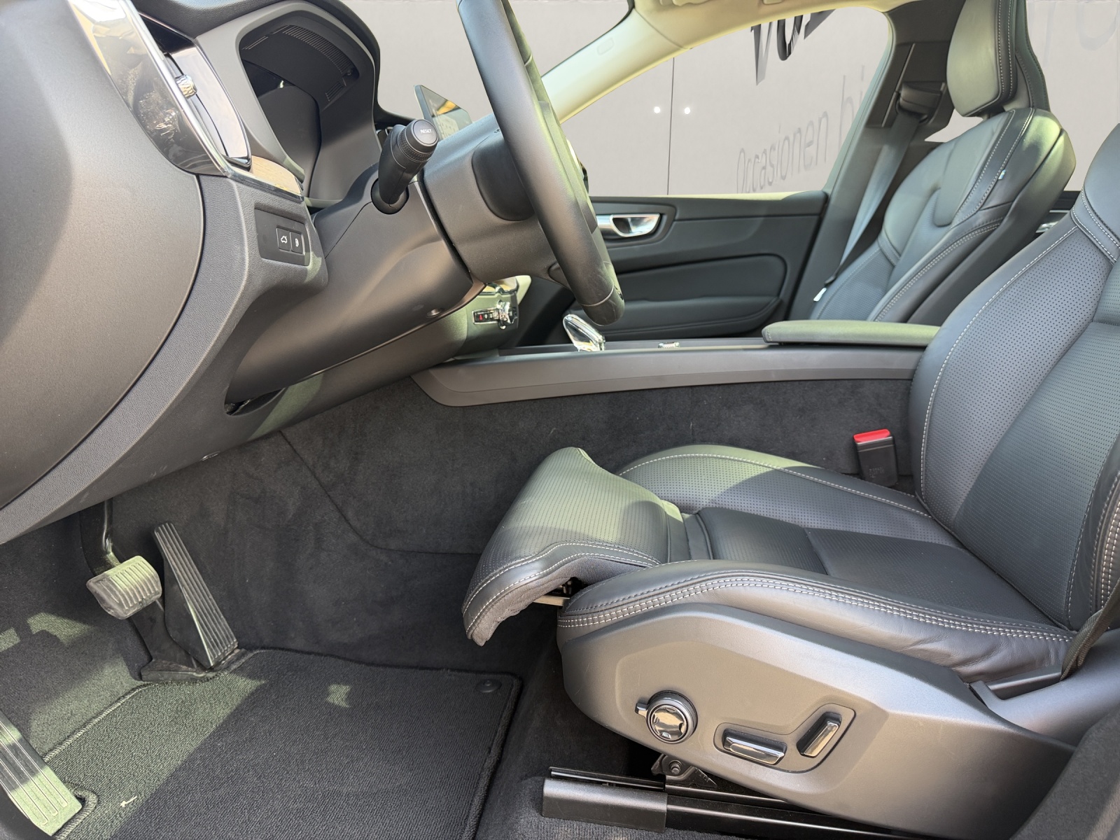 VOLVO XC60 2.0 T6 TE Plus Dark eAWD-image-9