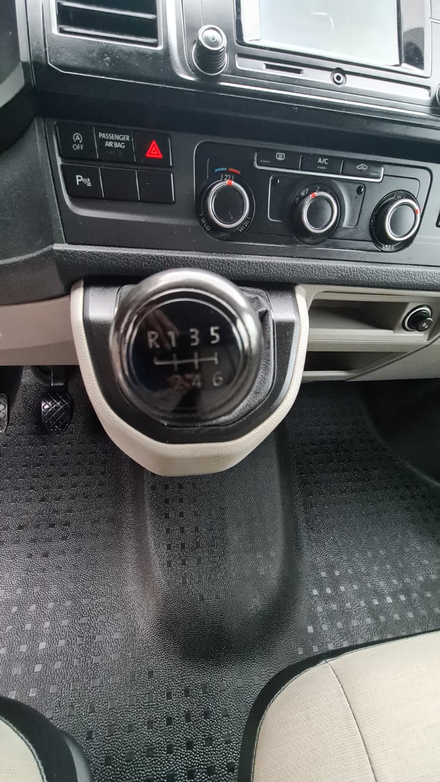 VW T6 2.0 TDI 4Motion ** 3-Plätzer ** RF-Kamera ** Anh-Kupplung ** PDC ** Sortimo ** Frisch Ab MFK & Sernice **-image-14