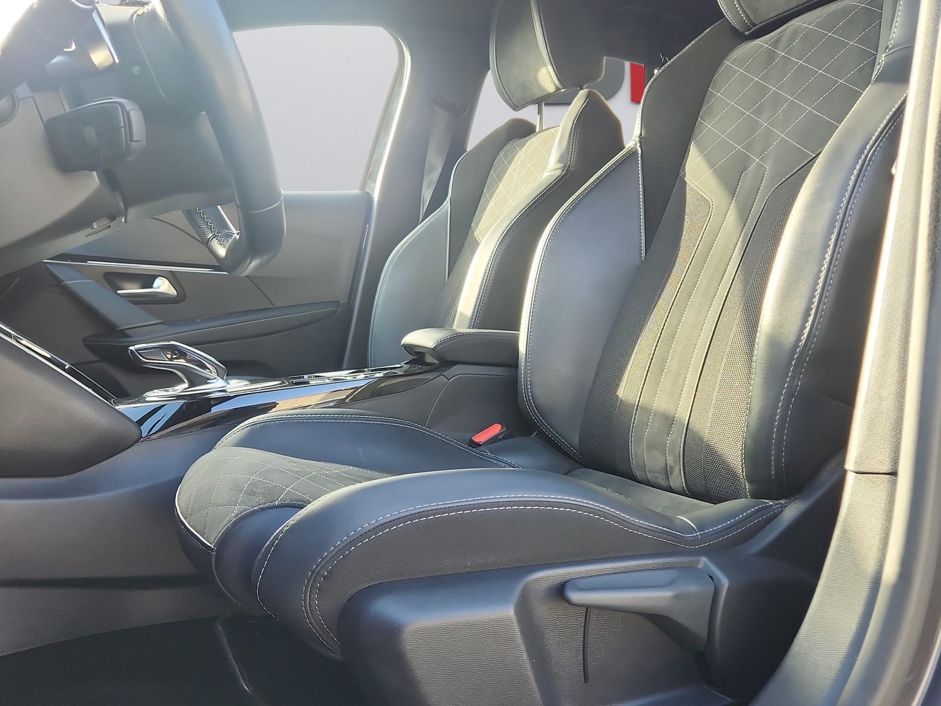PEUGEOT 208 1.2 PureTech GT EAT8-image-6