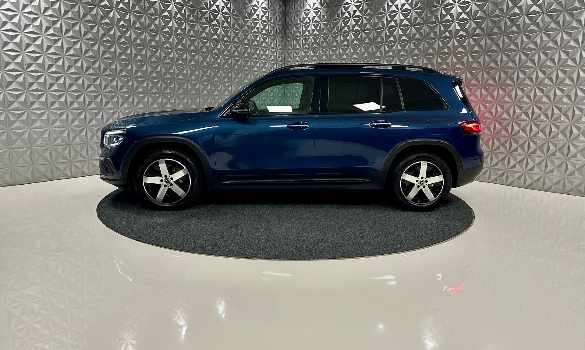 MERCEDES-BENZ GLB 250 4Matic Progressive **7-PLÄTZER** 8G-Tronic-image-7