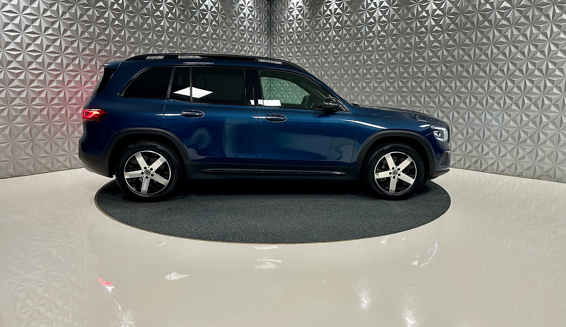 MERCEDES-BENZ GLB 250 4Matic Progressive **7-PLÄTZER** 8G-Tronic-image-3