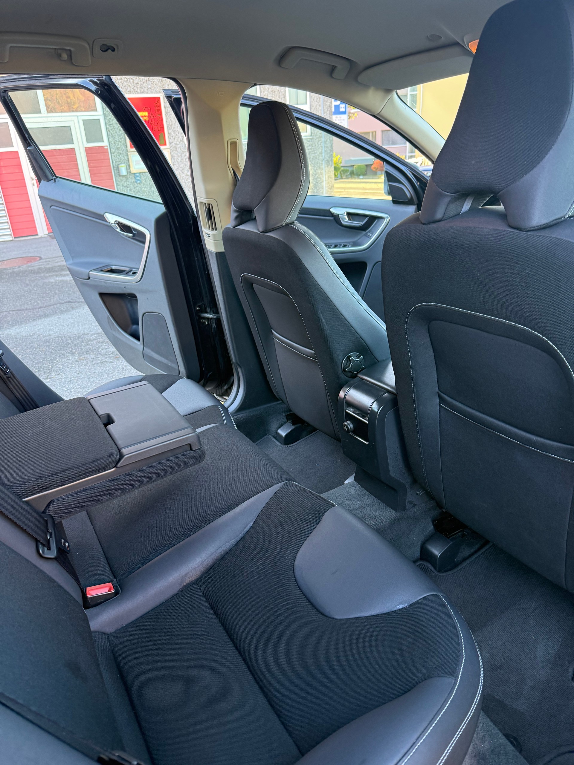 VOLVO XC60 D5 AWD Kinetic-image-9