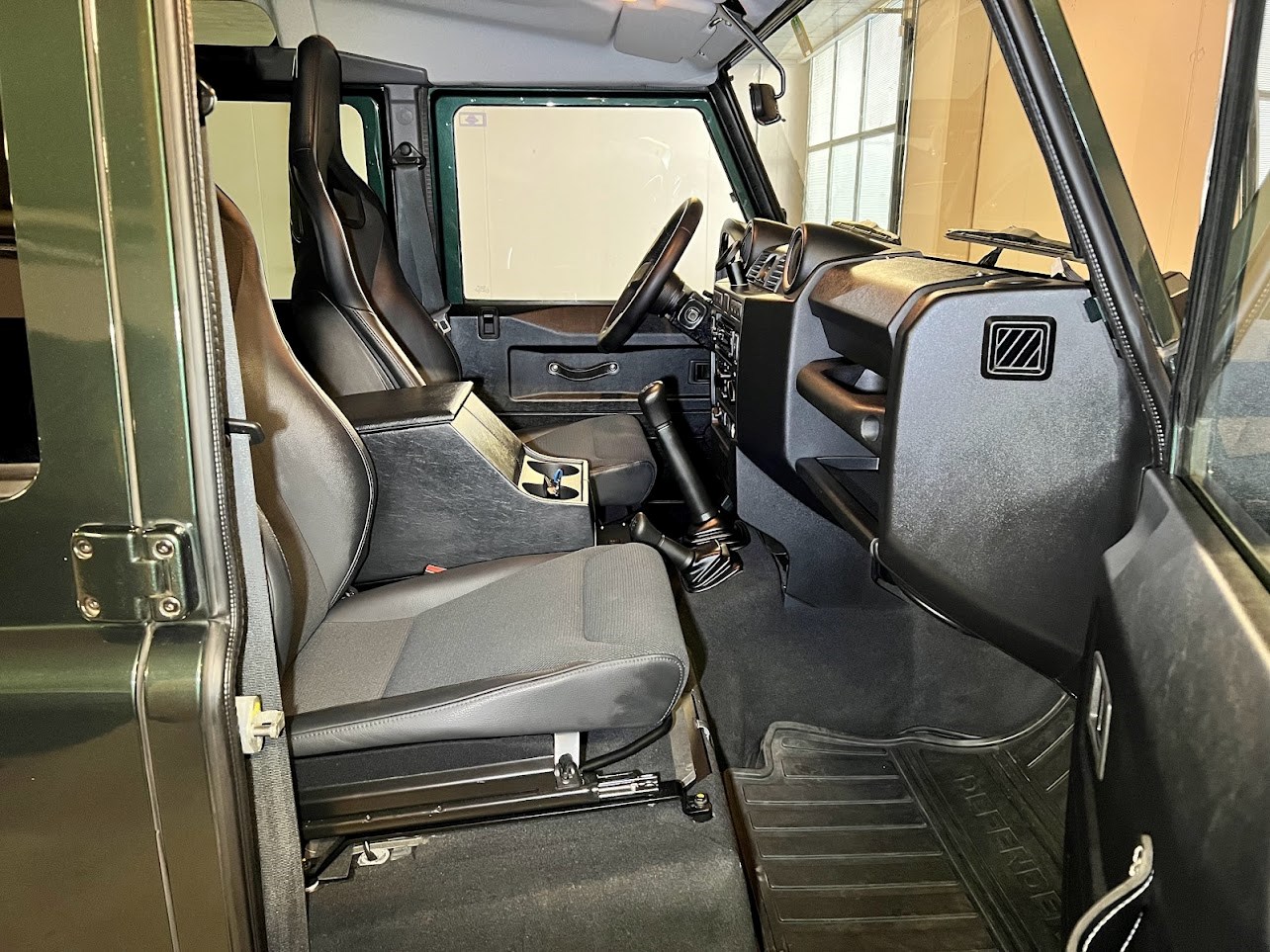 LAND ROVER Defender 110 SW 2.4Tdc-image-13