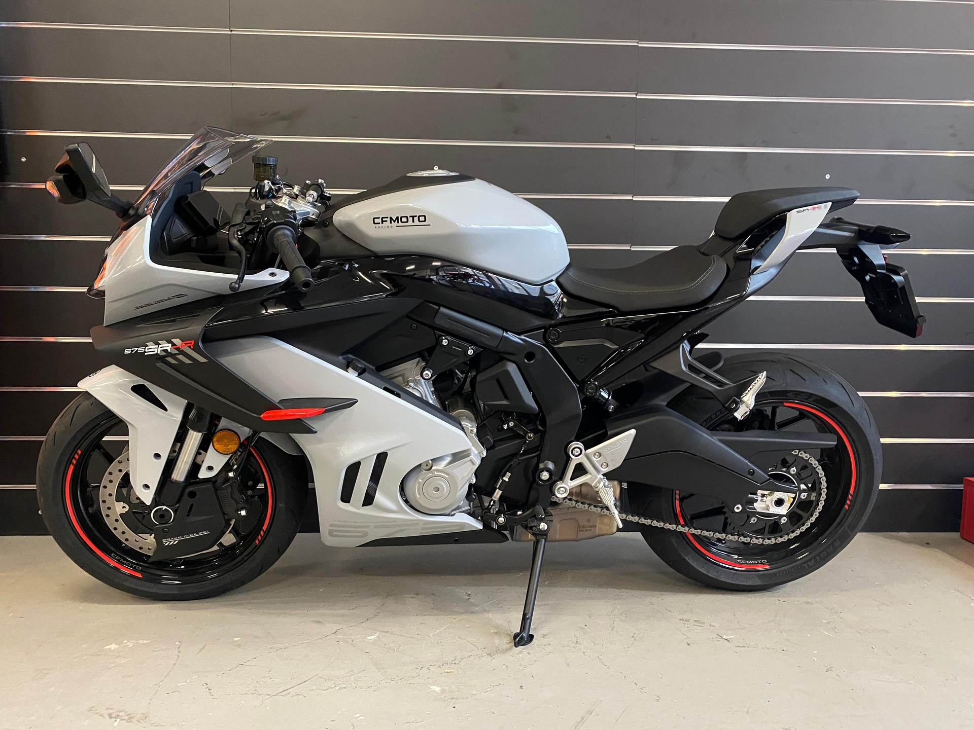 CF MOTO 675SR-R-showroom-element-1