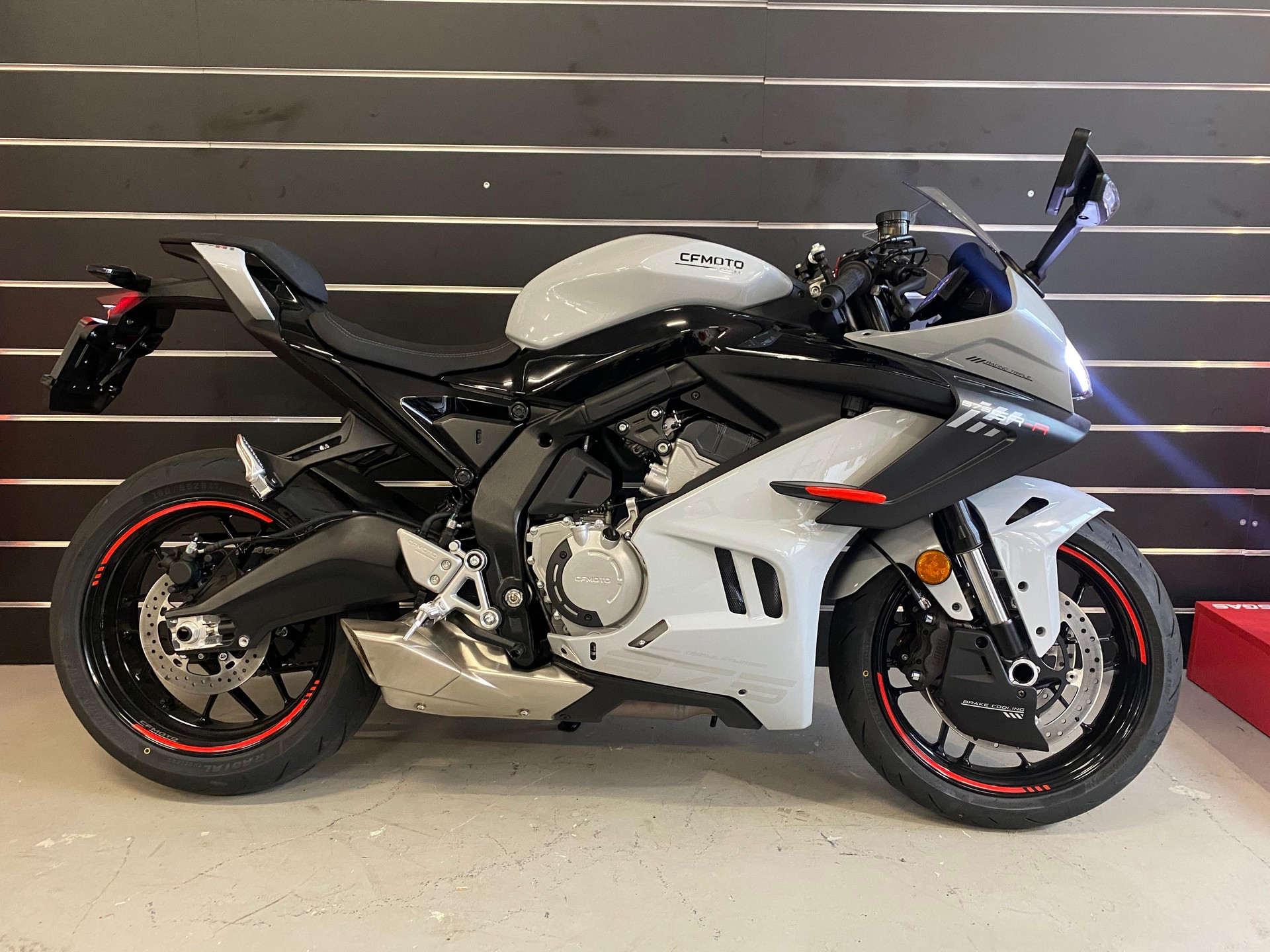 CF MOTO 675SR-R