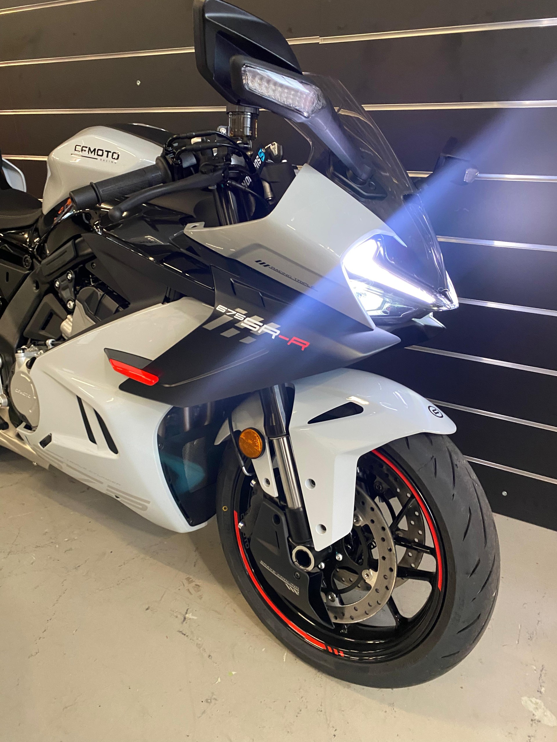 CF MOTO 675SR-R-showroom-element-2